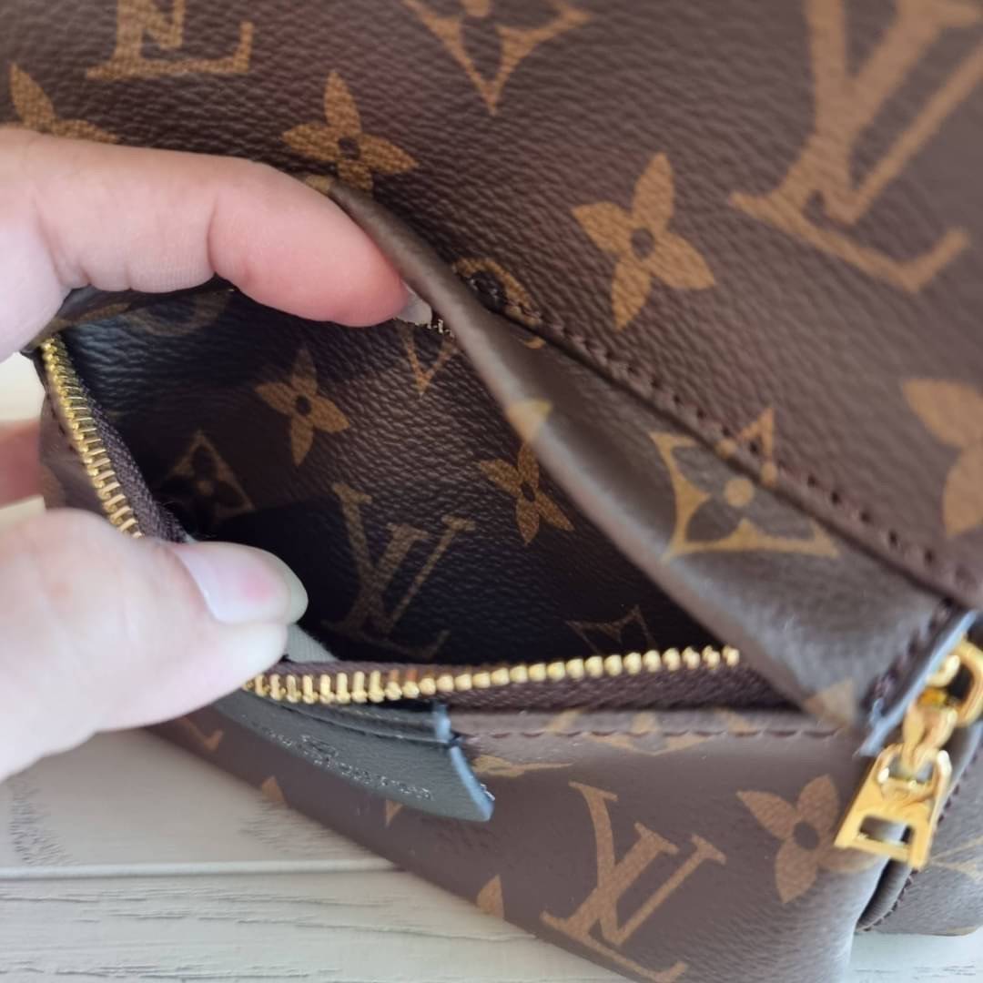 LV Backpack Size Mini | สายสะพายเล็ก ถอดได้ LV palm springs New in!! เข้าแล้วกับไอเท็มยอดฮิต หรูหราพร้อม box set สุดสวย ที่สุดของความคุ้มค่า LV palm springs กระเป๋าแบ็คแพ็ค มาให้เลือก 2 ไซส์ ขายดี วัสดุหนังแคนวาสคุณภาพดี มีช่องซิปแบ่งสัดส่วน ใบเล็กสายวะพา