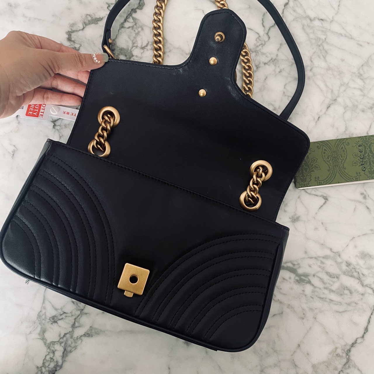 GUCCI GG Marmont Small Shoulder Bag กระเป๋าสะพายรุ่นคลาสสิค แต่งโลโก้สีทองโดดเด่น สวยหรูดูแพงขับผิว อัพลุคได้สบายๆ ด้านหลังดีไซน์รูปหัวใจ 🖤