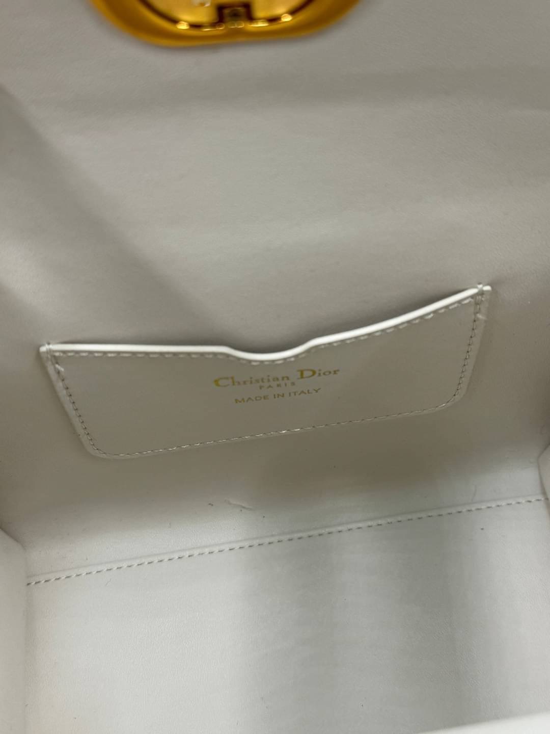 DIOR SMALL BOSTON BAG White Box Calfskin / DIOR Box Bag พร้อมส่ง กระเป๋าสะพายทรงกล่อง New for Winter 2023 คอลผู้ดี สวยหรู ตอบโจทย์และแมทช์ได้กับทุกลุคทุกสไตล์