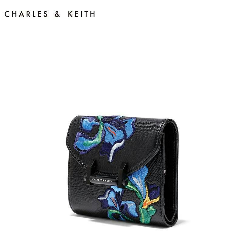 CHARLES &. KEITH Embroidery Short wallet BEST SELLER กระเป๋าสตางค์ใบสั้น 3 แบบพับ งานปัก ด้านหน้าสวยมาก เปิดปิดกระเป๋าแบบแม่เหล็ก ด้านในมี กระเป๋าซิป แยกออกมาใช้งานได้ มีช่องใส่นามบัตร และ ช่องใส่ธนบัตรค่ะ