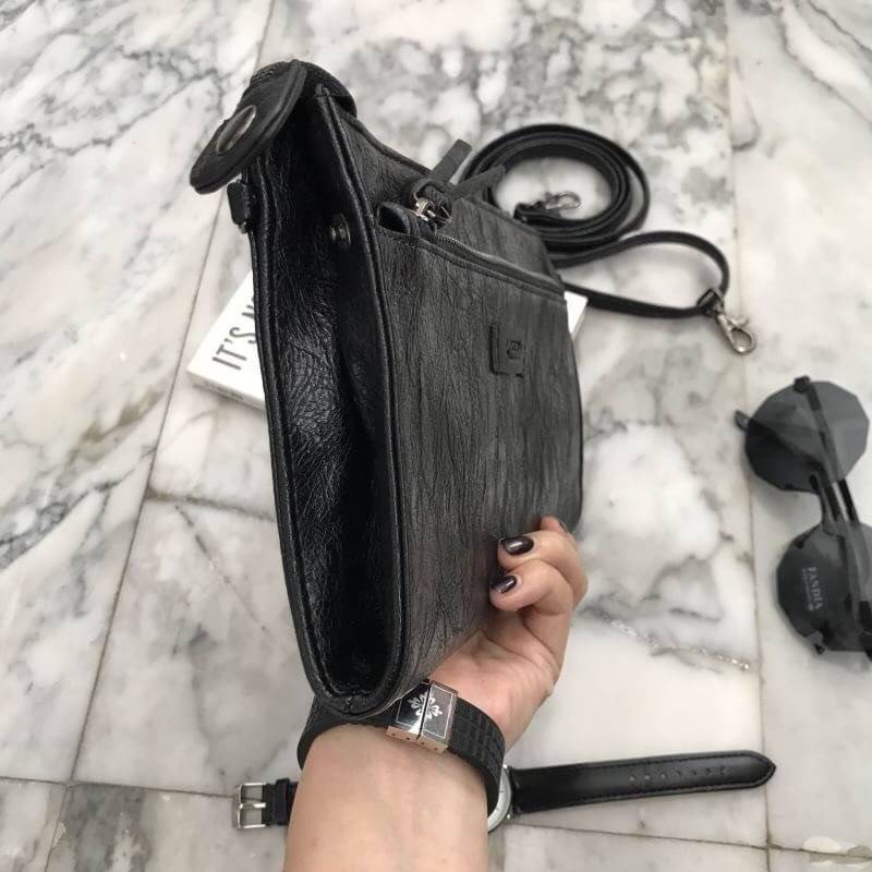 กระเป๋า KEEP Milan shoulder &clutch bag ตัวกระเป๋าผลิตจากหนังแกะเทียม ลายหนังชัดเจน สวย อะไหล่สีดำเข้ากับกระเป๋าสุดๆคะ จุดเด่นคือ สามารถใช้งานได้แบบ 2 in 1 เลยคะ ถือคล้องข้อมือเป็น คลัช หรือ สะพายข้างลำตัวได้ แถมภายใน มีช่องแบ่งเก็บของถึง 3 ช่องใหญ่ และ ช