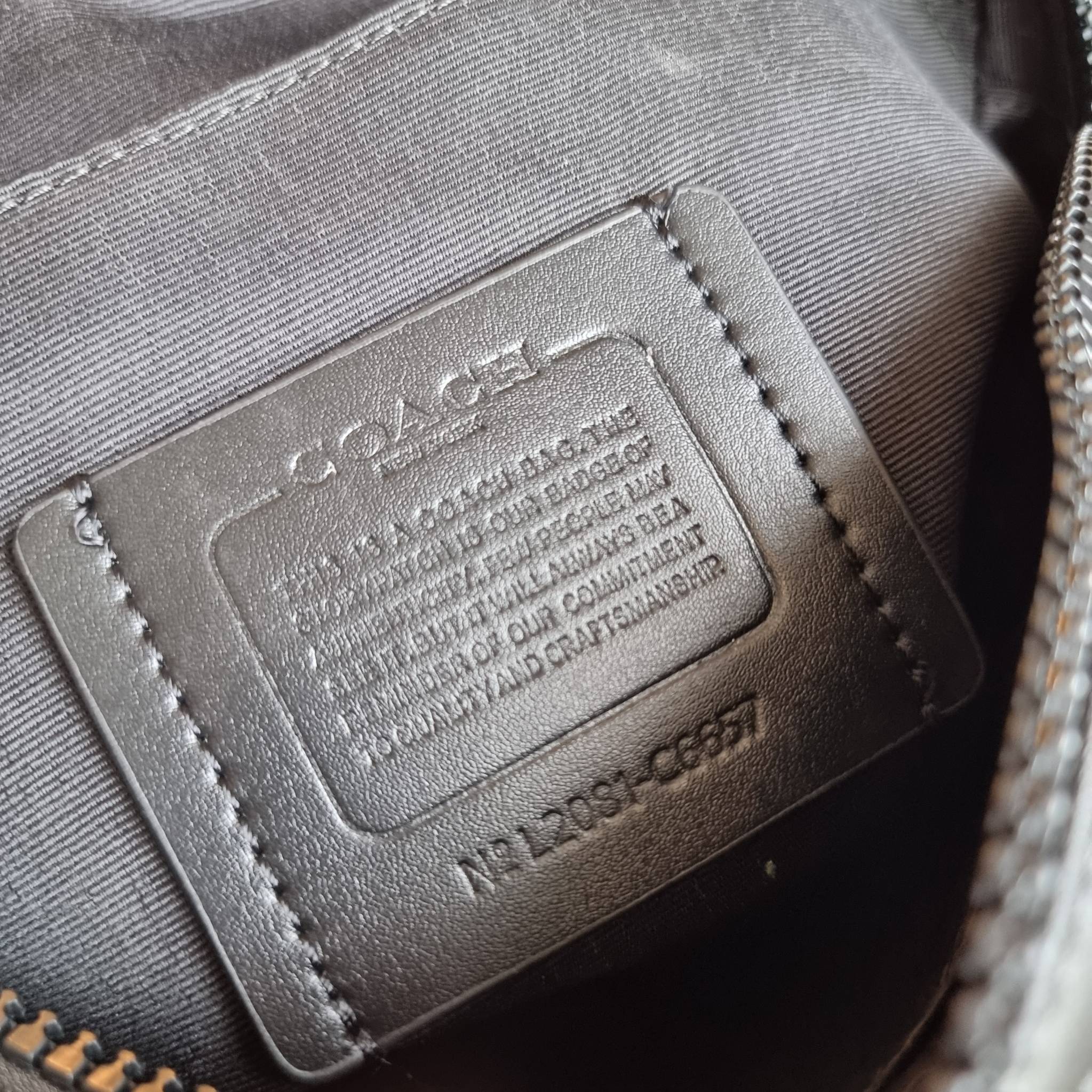 COACH TRACK CROSSBODY IN COLORBLOCK WITH COACH PATCH C6657 C8128 หล่อบอกต่ออีกหนึ่ง กระเป๋าสะพายทรงแมสเซ็นเจอร์ รุ่นเอาใจหนุ่มๆ ที่สาวๆก็อยากใช้!! ด้วยดีไซน์สีคัลเลอร์บล็อคที่โดดเด่น ทำให้ดูน่าใช้งาน วัสดุหนังแท้ สวยคมซ่อนหรู ฝากระเป๋ามีตัวล็อคแน่นหนา เปิ