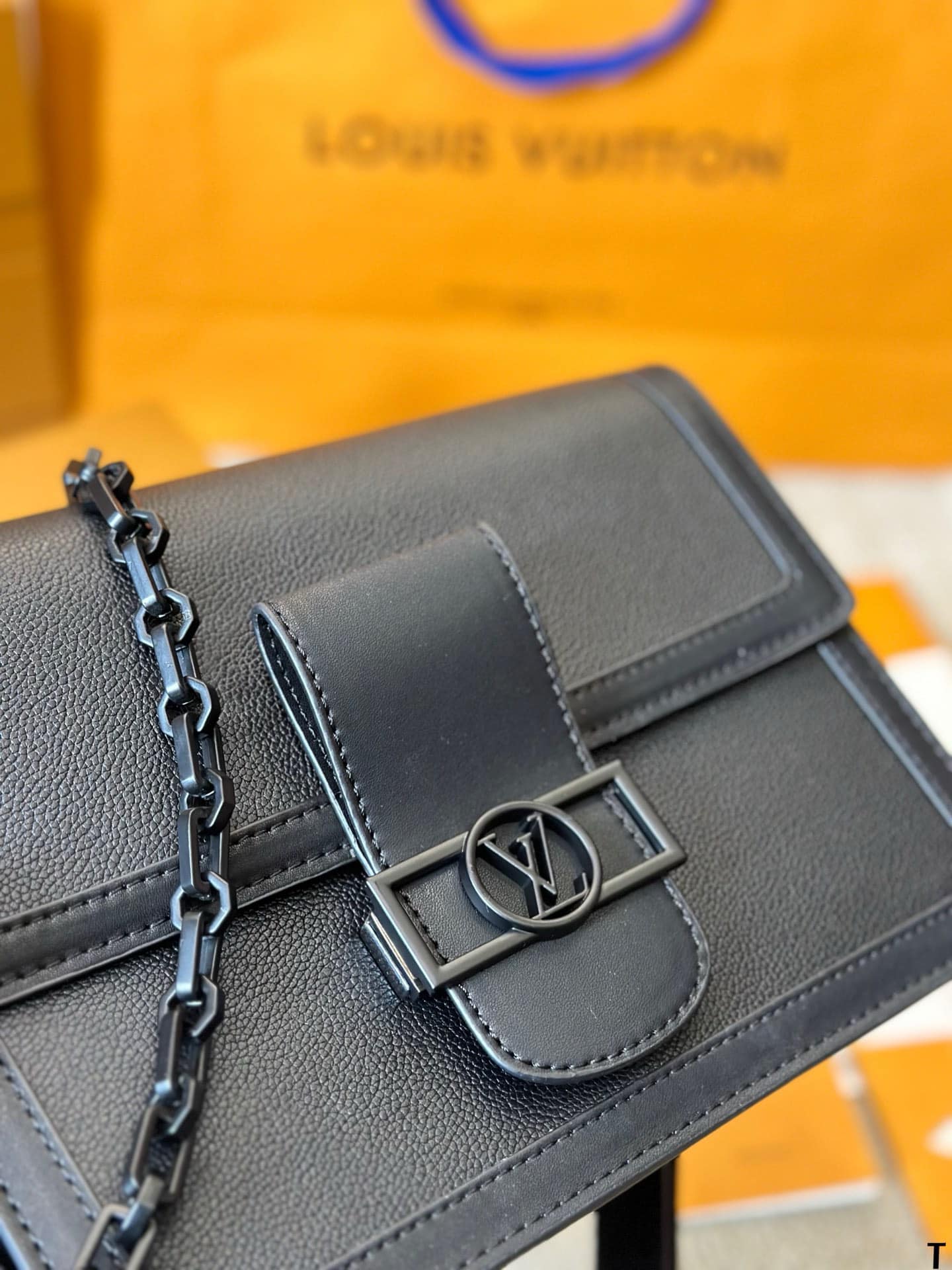 LV Dauphine MM Monochrome Black กระเป๋าสะพายทรงคลาสสิคลุคคุณหนูคุณนาย ยกระดับหนังแมตต์โทนสีดำโมโนโครมจากคอลเลคชั่น Black Out ดีไซน์ตัวล็อก LV สวยหรูเป็นเอกลักษณ์