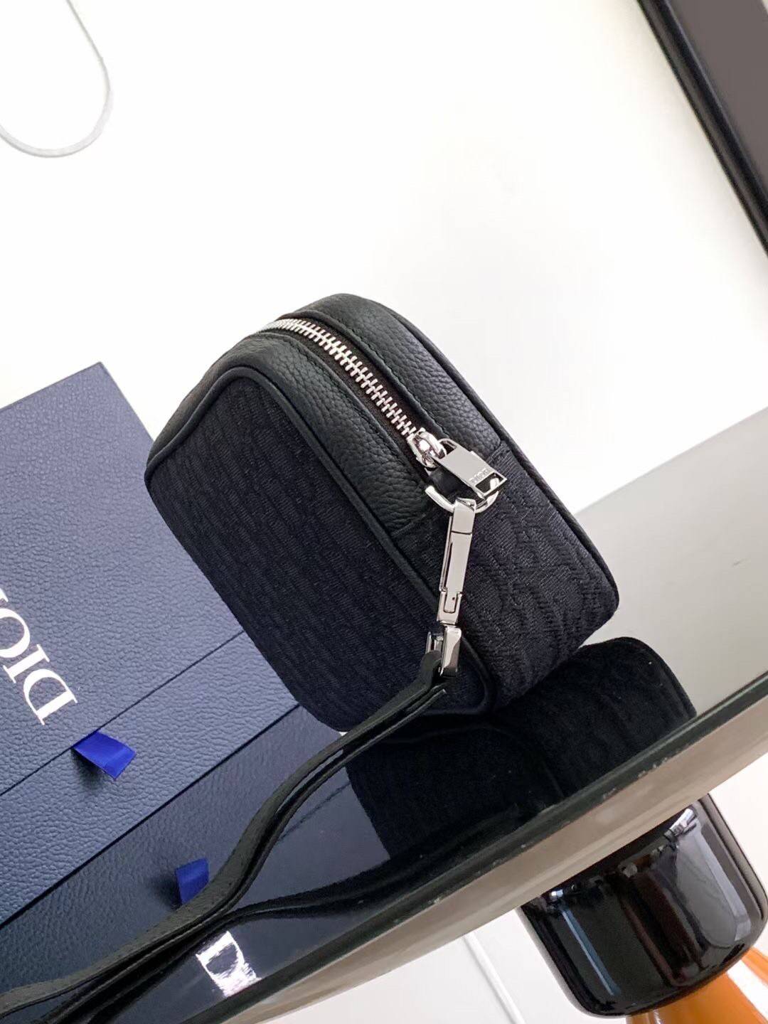 DIOR TOILETRY BAG Oblique Jacquard / Dior Toiletry Handbag พร้อมส่ง กระเป๋าถือมีสายคล้องมือ สวยหรูหราเป็นเอกลักษณ์แบรนด์ **สินค้าเกรดท็อปออริจินอล 1:1 สลับแท้ เกรดดีสุด ใช้งานต่างประเทศได้