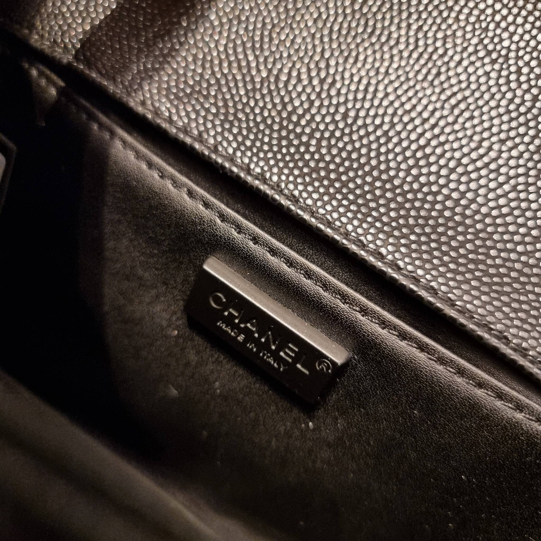 Chanel Boy 10" พร้อมส่งที่ไทย รุ่นสุดฮอต ดีไซน์อะไหล่ดำ เรียบหรูมากๆ!! วัสดุหนังลายคาร์เวีย ทรงคลาสสิคที่สาวๆห้ามพลาด!! ในราคาสุดคุ้ม เปิด-ปิดกระเป๋าด้วยตัวล็อค ภายในโล่งกว้าง ไซส์ใหญ่ใส่ของได้เยอะ มีช่องแยกในกระเป๋า มาพร้อมสายสะพายโซ่สลับหนังรองบ่า 