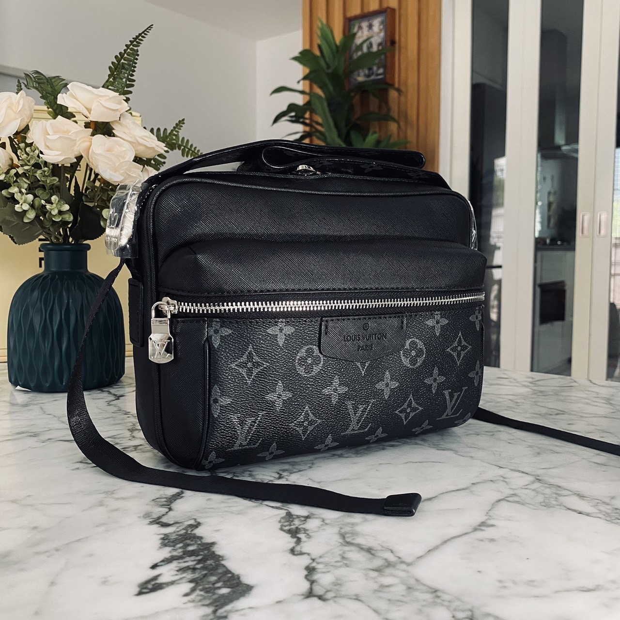 LV Outdoor Messenger Bag กระเป๋าทรงแมสเซนเจอร์สีดำสวยคลาสสิก รุ่นที่ได้รับความนิยมอย่างมาก ท่านชวยควรมีติดตู้ไว้ได้ใช้งานบ่อยๆ แน่นอนค่ะ
