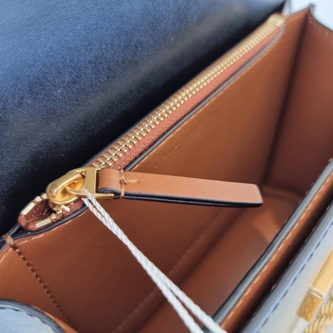 TORY BURCH ELEANOR SMALL CONVERTIBLE SHOULDER BAG ฮอตไอเท็ม รุ่นนี้ขายดีขายหมด สวยหรู คุณหนู ผู้ดี!! หายากมากแล้วน้า กระเป๋าสะพายข้าง ดีไซน์อยู่ทรง ขนาดกำลังสะดวกใช้สำหรับสาว วัสดุหนังแท้เต็มใบ สีทูโทน เปิด-ปิดด้วยแถบแม่เหล็ก ภายในแบ่งสัดส่วนได้เป็นอย่างด