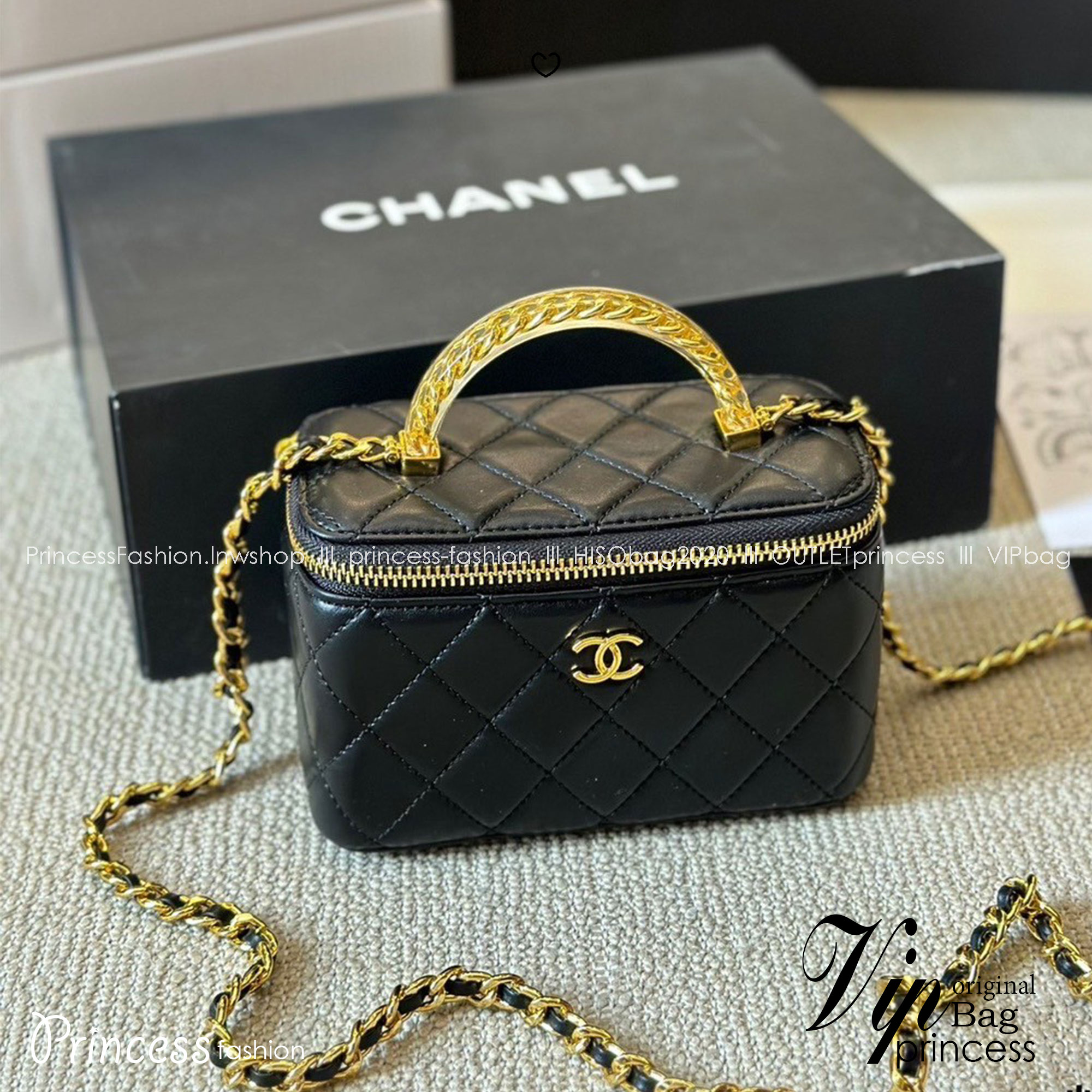 CHANEL Vanity Top Handle Bag / Chanel makeup bag กระเป๋าใส่เครื่องสำอางค์สวยหรู น่ารักลูกคุณหนูต้องยกให้ใบนี้เลยค่า น้องโดดเด่นที่หูจับโซ่สีทองสวยเงางาม ด้านในกว้างขวาง จะใช้เองหรือเป็นของขวัญ ของฝาก แนะนำรุ่นนี้เลยค่ะ!