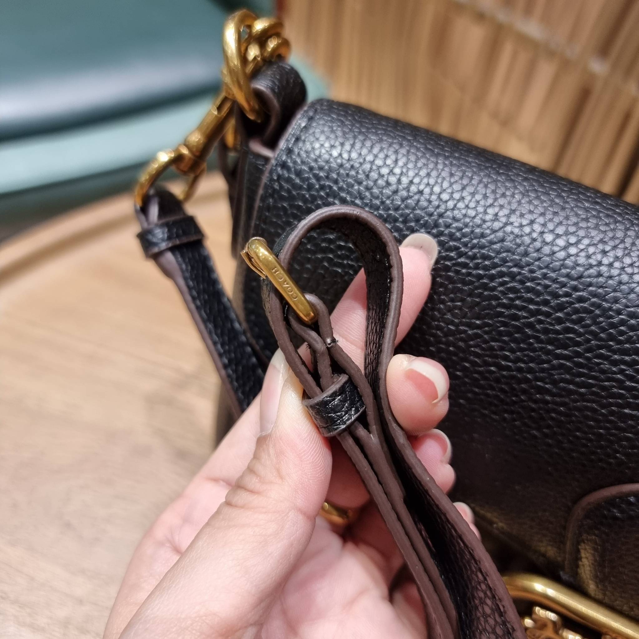 COACH SMALL JADE SHOULDER BAG [F91105,90782] กระเป๋าสะพายไหล่ ดีไซน์วินเทจย้อนยุค สวยคมชัด คลาสสิคใช้ได้ทุกลุค วัสดุหนัง pepble ทนทาน เปิด-ปิดด้วยฝาคาดโลโก้ พร้อมแถบแม่เหล็กในตัว รับรองแน่นหนา ด้านหลังมีช่องซิปให้ ภายในเป็นช่องโล่ง ขนาดกำลังดี ใช้งานง่าย 