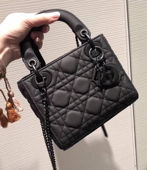 VIP 】MICRO LADY DIOR BAG Cloud ฺBlack & Pink My ABC Cannage Lambskin : VIP GIFT WITH PURCHASE (GWP) พรีเมี่ยมกิ้ฟ Limited Edition จาก DIOR DUTYFREE COUNTER ความสง่างามอีกหนึ่งรุ่นของ Dior รูปทรงสีเหลียม ขนาดกระทัดรัด อะไหล่เข้ากับสีกระเป๋า ตั้งอยู่ทรง ฐาน