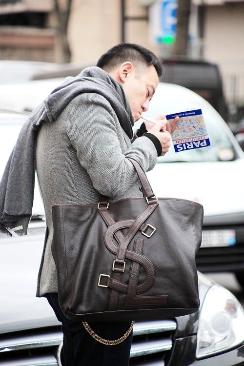 YSL Vavin Tote in Black Classic Leather / YSL SHOPPING E/W IN SUPPLE LEATHER รุ่นหนังเงา กระเป๋าทรงโท้ทใบใหญ่ หน้าโลโก้ใหญ่โดดเด่น ช่องกว้างใช้งานง่าย ภายในโล่งกว้างมาก ใส่ของได้สบาย หิ้วไปเที่ยวต่างจังหวัด สะพายไปต่างประเทศตามใจ!! เลิศตรงที่ดีไซน์ใบนี้เป