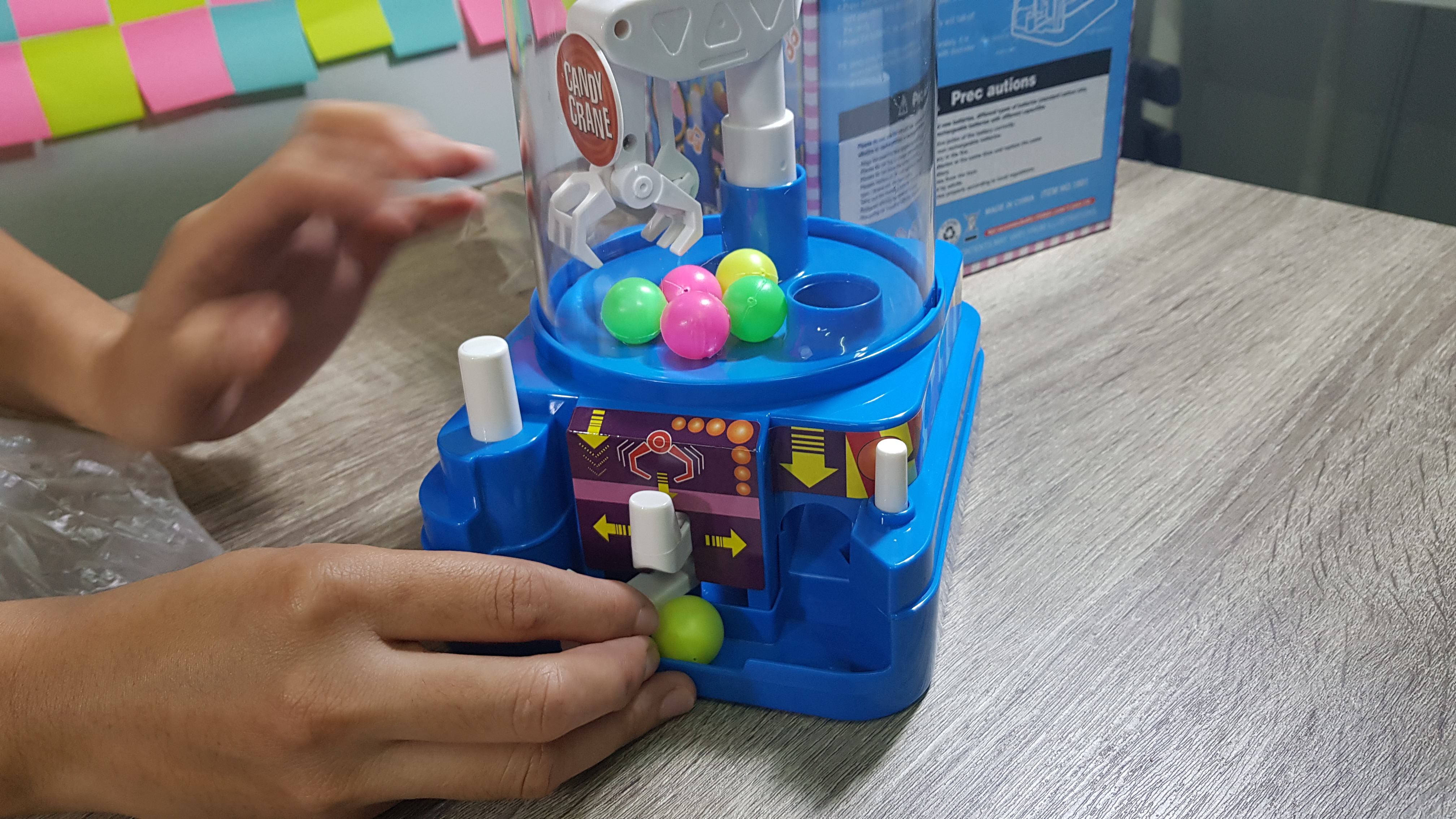 ตู้คีบลูกบอลหรรษา