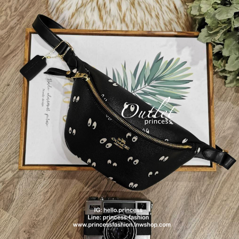 Coach Factory Belt Bag New in! กระเป๋าสะพาย คาดอก เอว วัสดุหนังเเกะสังเคราะห์ เนื้อหนา สวยอยู่ทรง อะไหล่ทอง ด้านหน้าประดับ logo brand ใส่ wallet กลาง ไม่เกิน 19 cm. มือถือได้ทุกรุ่น สายสะพายปรับได้ค่ะ