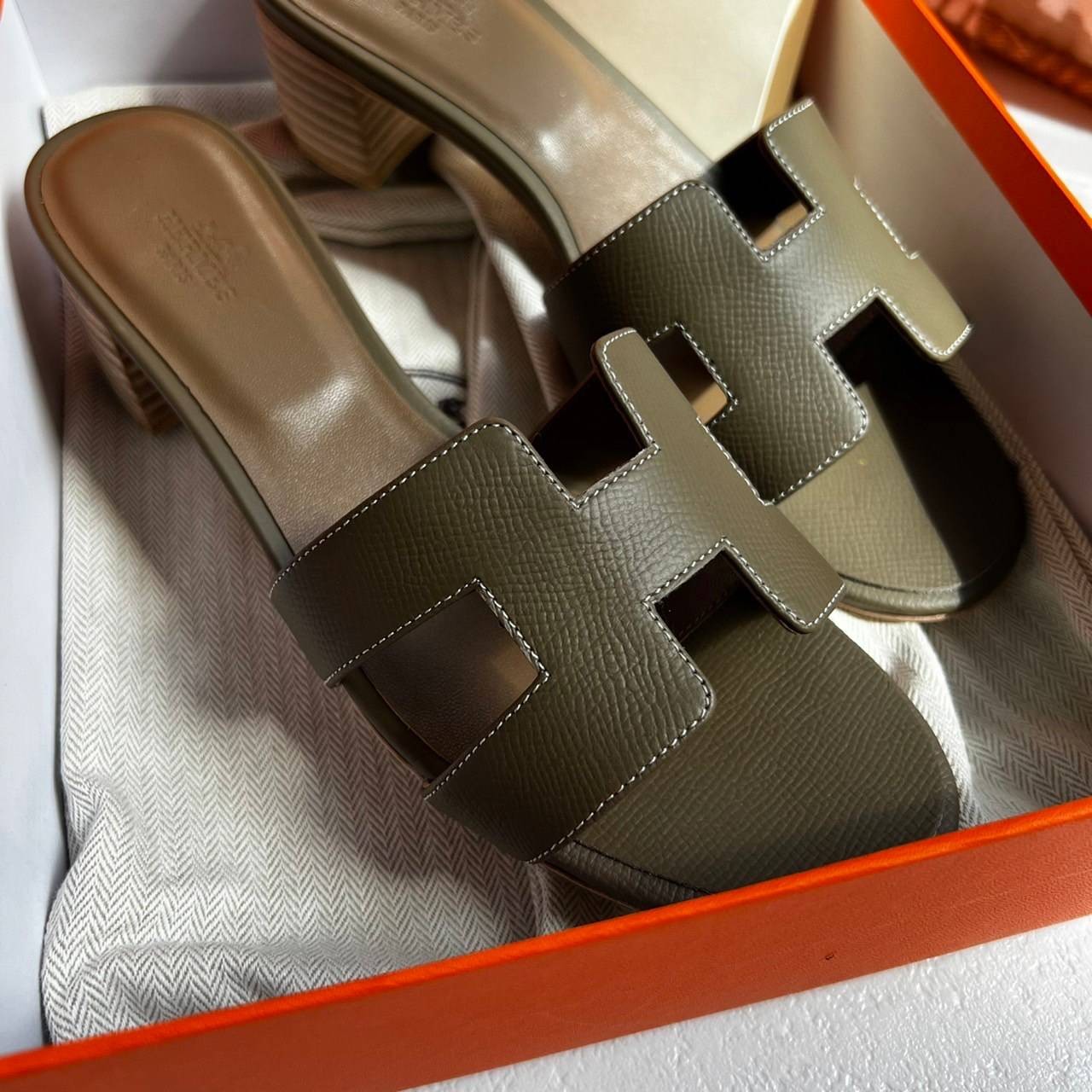 หนังแท้ Hermes sandal Epsom leather รองเท้างานสั่งตัตใช้สลับแท้ เกรดออริจินอล ตรงพื้นรองเท้าทำจากไม้รองด้วยหนังแท้ 100% งานตัดเย็บปราณีตละเอียดมากค่ะ มีอุปกรณ์ครบ หนังนิ่มใส่สบาย ใช้ทนนาน เกรดนี้คุ้มมาก ไม่ผิดหวังค่ะ ภาพสินค้าถ่ายจากงานขายจริง ใช้งานต่างป