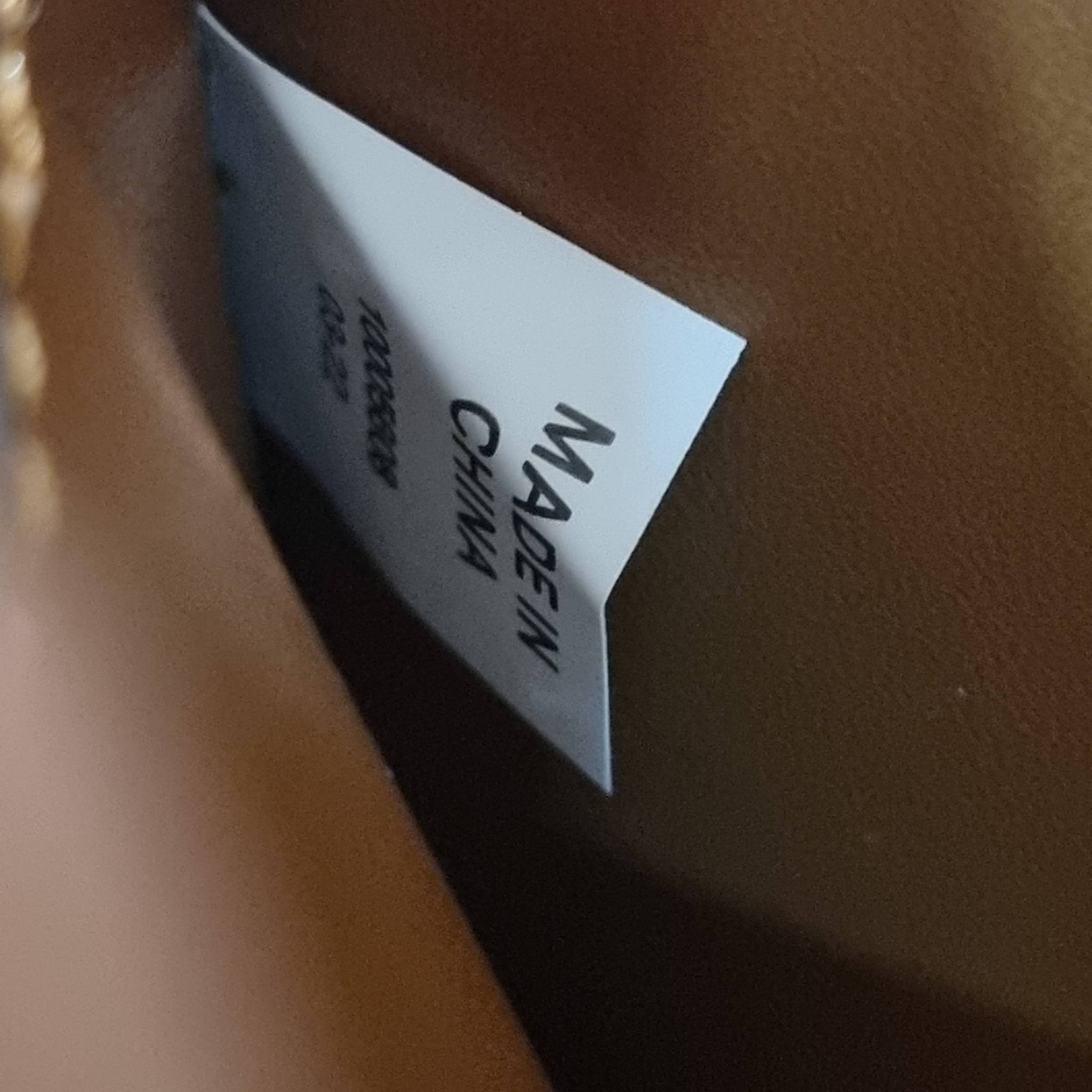 Tory Burch Bag / TORY BURCH ELEANOR SMALL CONVERTIBLE SHOULDER BAG ฮอตไอเท็ม รุ่นนี้ขายดีขายหมด สวยหรู คุณหนู ผู้ดี!! หายากมากแล้วน้า กระเป๋าสะพายข้าง ดีไซน์อยู่ทรง ขนาดกำลังสะดวกใช้ เปิด-ปิดด้วยแถบแม่เหล็ก ภายในแบ่งสัดส่วนได้เป็นอย่างดี