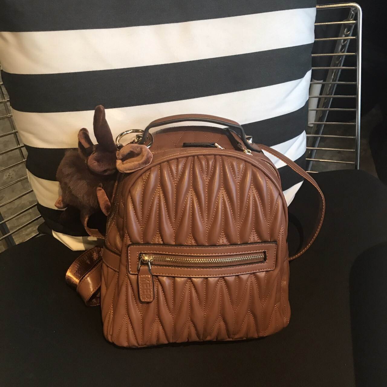 KEEP ' Paris ' backpack 🎒👟 เป้ หนังแกะแท้ ระดับตำนาน ที่ครองใจสาวๆ เป็นอันดับหนึ่ง งานดี งานคุ้ม ต้องใบนี้เลย =>> กระเป๋า หนังแกะแท้เนื้อดี งาน handmade เย็บแบบฝีมือต่อฝีมือ เพิ่อให้ได้ใบนี้ =>> ตัวกระเป๋าน้ำหนักเบา ด