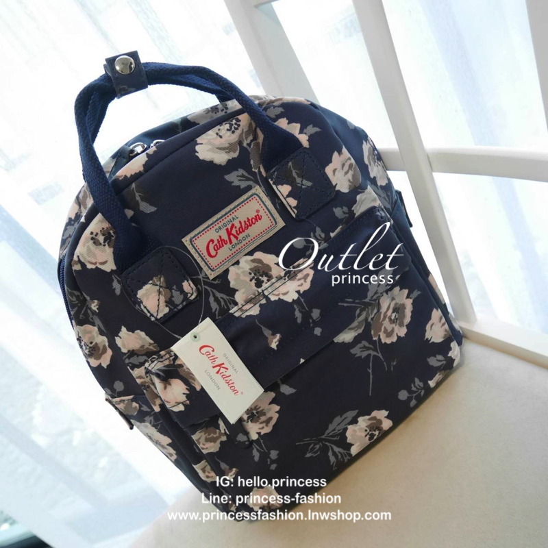 CATH KIDSTON MINI BACKPACK กระเป๋าสะพายเป้รุ่นมินิ วัสดุ PVCกันน้ำ สามารถเช็ดทำความสะอาดได้ เปิดปิดด้วยซิปสะดวกใช้ ด้านหน้าประดับโลโก้ cath Kidston พร้อมช่องซิปด้านนอกใส่กระเป๋าสตางค์ มือถือได้ ด้านในมีช่องซิป สามารถใส่ipad ได้สวยคลาสิคน่ารักน่าใช้ สาวๆที