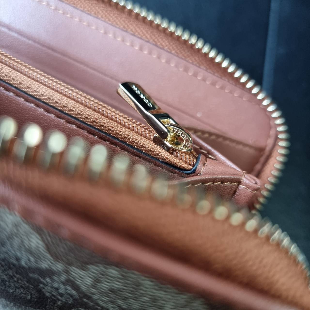 COACH F54630 ACCORDION ZIP WALLET IN SIGNATURE COATED CANVAS WITH LEATHER STRIPE กระเป๋าสตางค์ใบยาวรุ่นคลาสสิค คัดสีขายดีมาให้กันเลยจ้า ♥️ วัสดุหนังแคนวาสเคลือบลาย เปิด-ปิดด้วยซิปรอบ รูดใช้งานง่าย ใส่บัตรได้ มีช่องซิปใส่เหรียญ ใส่มือถือได้ พกใบนี้ใ