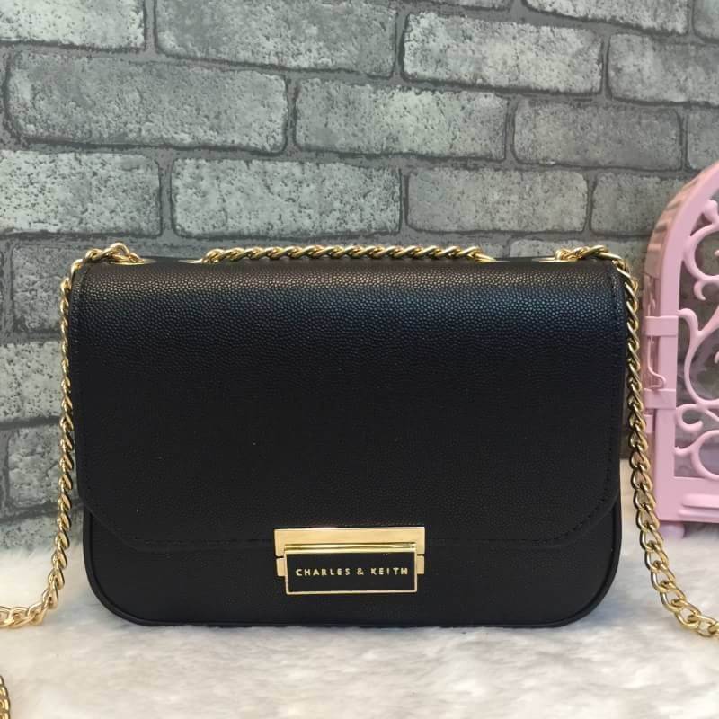 New! 2018 CHARLES & KEITH PUSH-LOCK CHAIN SLING BAG กระเป๋าสะพายโซ่ ทรงสวยสไตล์คุณหนู หนังpuลายคาเวียร์ ทรงแข็ง ฝาเปิด-ปิดด้วยตัวล็อคปั๊มโลโก้ ภายในมีช่องซิปเล็ก 1 ช่อง และช่องใส่บัตร สามารถใส่ iphone+ และของจุกจิกเพิ่มเติมได้ ด้านหลังมีช่องเล็ก 1 ช่อง สะ