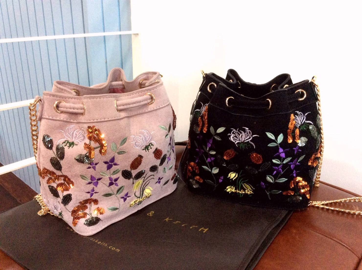 กระเป๋าสะพาย CHARLES & KEITH EMBELLISHED DRAWSTRING BAG SL2-20780488 ทรงขนมจีบ ปักลายดอกไม้ ชนชอป สิงคโปร์ 2018 สุด chic กระเป๋าผ้าผสมหนัง ปักลาย สีสันสวยงาม เปิดปิดด้วยหนังรูด อะไหล่ทองทั้งใบ สวย น่ารักกก!!! มากๆค่ะ นานๆจะผลิตออกมาวางจำหน่ายที สาวๆแฟน C&