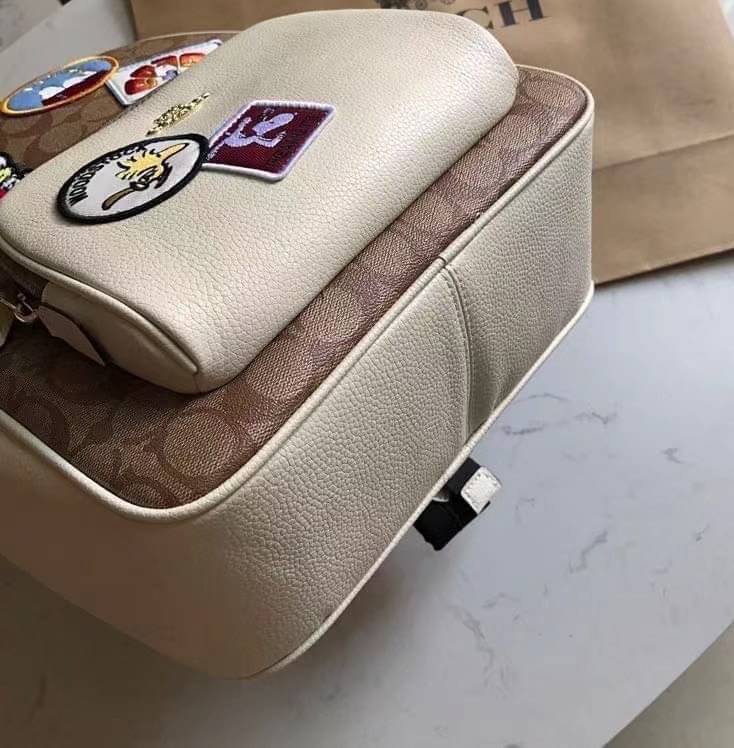 Coach X Peanuts Court Backpack In Signature Canvas With Varsity Patches เป้รุ่นลิมิเต็ดสุดหายาก!! คิ้วท์ๆ น่ารักน่าใช้มากๆ ด้วยดีไซน์ที่โดดเด่น 🎒💓 วัสดุหนังแคนวาสคุณภาพดี มีช่องซิปแยกให้หลายช่อง สายสะพายปรับได้ตามถนัด รุ่นนี้ขับผิวดีมากๆ ถ