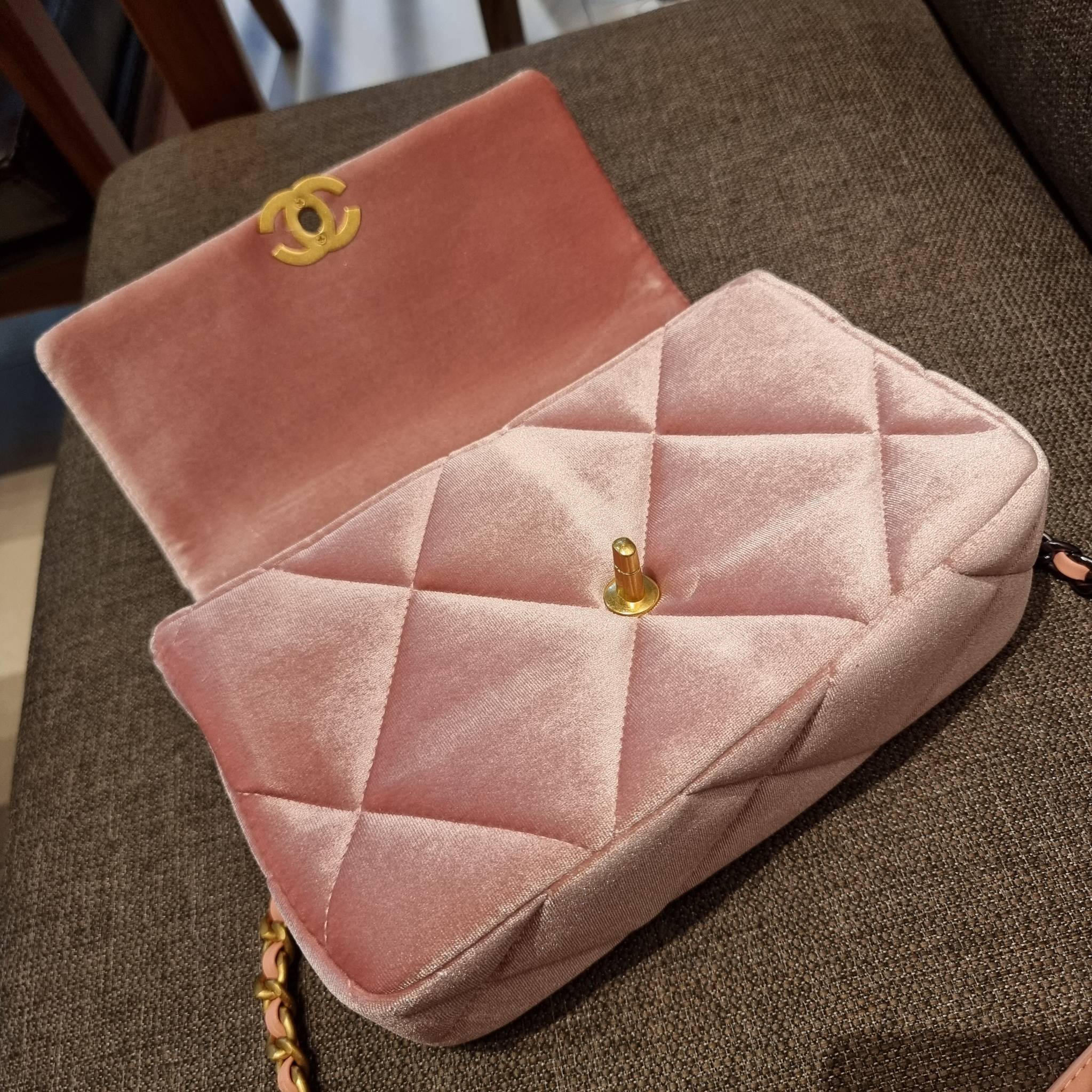 ไม่มองไม่เหลียวไม่ได้แล้ว!! ความหรูที่โดดเด่นจากผ้ากำมะหยี่ สร้างดีเทลผู้ดี ลูกคุณมากๆ Chanel vip boutique กระเป๋าสะพายจาก duty free ในราคาสุดประหยัด!! ดีไซน์เลิศ ตกแต่งด้วยโซ่ทูโทน ลงตัวแบบไม่มีที่ติ เปิด-ปิดด้วยตัวบิดล็อค ภายในโล่งกว้าง ใส่กระเป๋าสตางค์