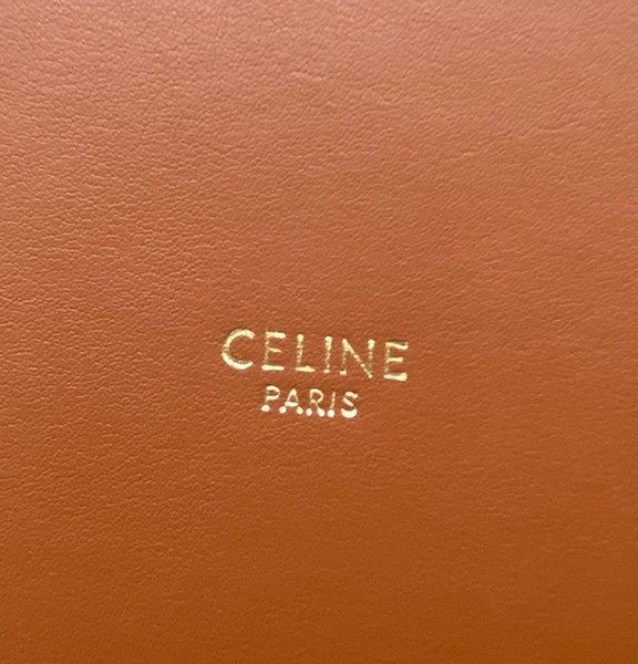 CELINE BUCKET BAG 23cm วัสดุ Textile Canvas & CalfSkin ดีไซน์ทรง Bucket ใบใหญ่กำลังดี มาพร้อม Clutch ใบเล็กเข้าชุด เนื้อหนาแข็งแรง ภายในกว้างและจุใส่สัมภาระได้เยอะจุใจ