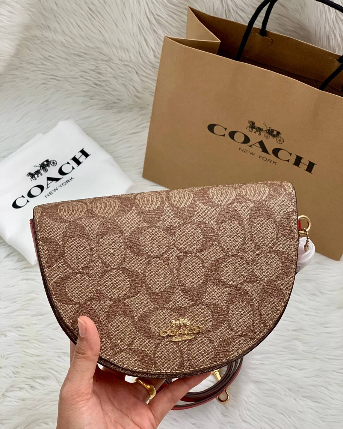 พร้อมส่งที่ไทยครบทั้ง6สีค่ะ 😘 Coach Ellen Crossbody In Signature ((C1432)) กระเป๋าทรงฮาฟมูนรูปทรงคลาสสิก ออกแบบให้มีลักษณะโค้งมน ไม่ดูเป็นทรงแข็งจนเกินไป ดีไซน์และสีของกระเป๋ายังเรียบง่าย เข้าได้กับทุกชุด สะพายครอสบอดี้ร์//สะพายข้าง หรือถือแบบคลัท
