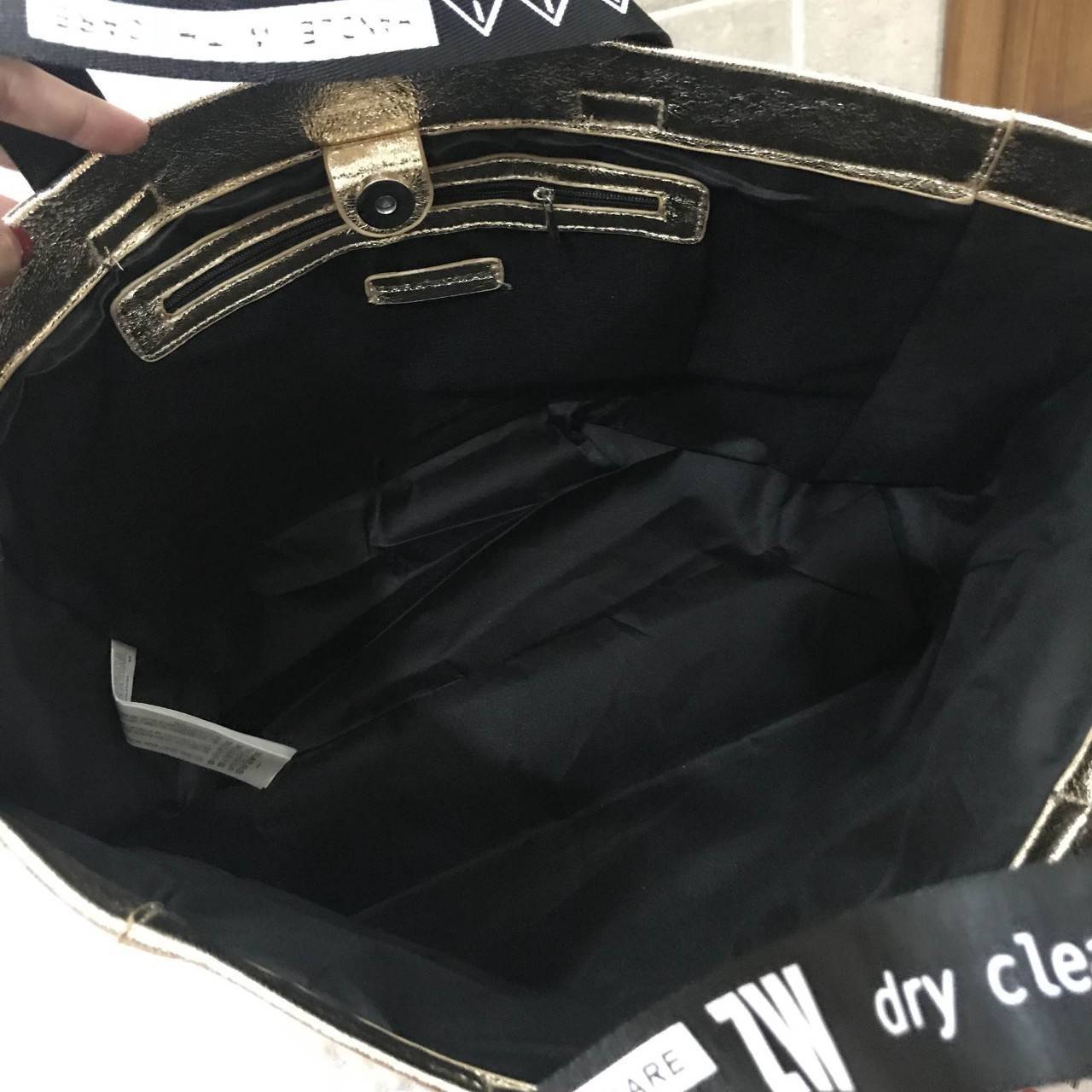 Zara shopper bag กระเป๋าสะพายสี mettalic สุดชิค จากแบรนด์ Zara ค่ะ น้ำหนักเบา สาย print สีดำลายเพิ่มดีเทล มีสายสะพายไหล่ ภายในโล่งกว้าง เปิดปิดด้วยกระดุมแม่เหล็ก ใบนี้จะใช้ไปเรียน ไปทำงานหรือไปเที่ยวก็เหมาะค่ะ