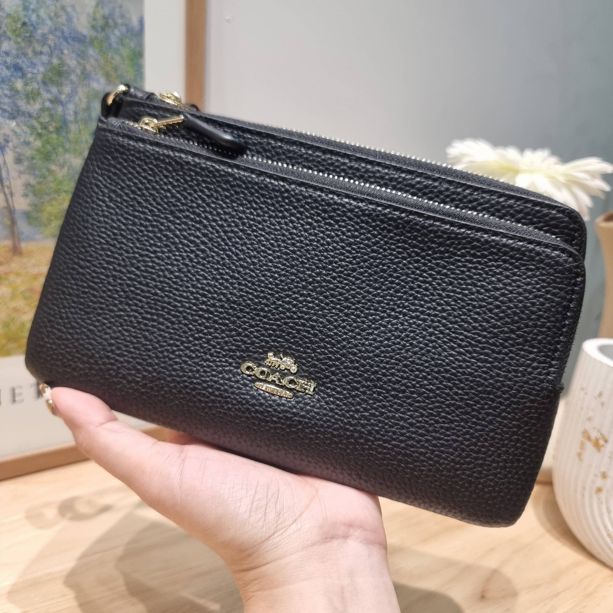 COACH DOUBLE ZIP WALLET IN SIGNATURE CANVAS / C5576 / C5610 / C7313 พร้อมส่ง 8 สี ใหม่ล่าสุด คอล 2023 กระเป๋าคล้องมือใบใหญ่ ดีไซน์ใหม่เล่นระดับ เพิ่มลูกเล่นและดีเทลให้ดูน่าใช้ยิ่งขึ้น
