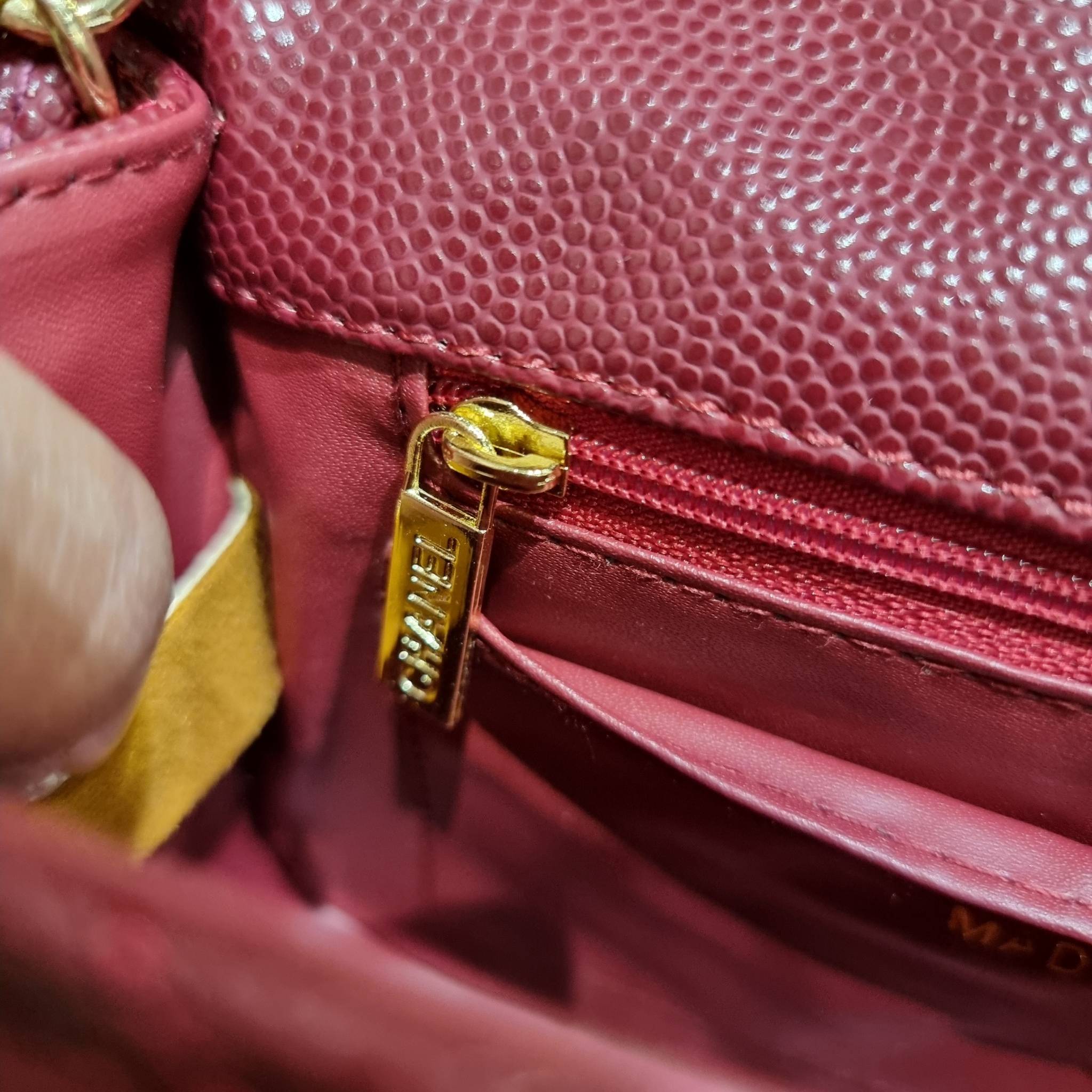 VIP 】3สี คัมแบคทูสต็อค!! จัดมาแน่นๆ พร้อมสีรับความเฮง!! พรีเมี่ยมจากแบรนด์ Chanel vip สุดพิเศษจากเคาน์เตอร์ กระเป๋าสะพาย หนังสังเคราะห์ลายคาร์เวีย หรูหราทั้งอะไหล่เงินและอะไหล่ทอง สะพายแล้วขับผิวมากๆใบนี้ เปิด-ปิดกระเป๋าด้วยตัวบิดล็อค ภายในกระเป๋าบุหนังสี