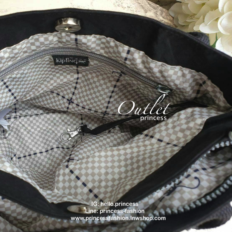 Kipling tote bag 2-way bag diagonally over handbags SEVRINE K15311 กระเป๋าถือ KIPLING รุ่น Sevrine แอคเซสเซอรี่ที่เหมาะแก่การพกพาในชีวิตประจำวัน จัดเก็บของให้เข้าที่ด้วยการแบ่งช่องกระเป๋าเป็น 2 ช่อง ดีไซน์โมเดิร์น กะทัดรัด คล่องตัวทุกการเคลื่อนไหว กระเป๋า