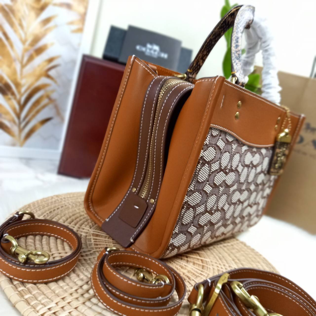 ดีเทลเนียบมาก คลาสสิค หรูหราได้ใจ😘🌺//>>COACH ROGUE 25 IN SIGNATURE TEXTILE JACQUARD WITH SNAKESKIN DETAIL(COACH C5467)🍁กระเป๋ารุ่นคลาสสิค หรูหรา มีรสนิยม จะถือ หรือสะพายได้ตามดีไซน์การใช้งานเลยจ้า// วัสดุ jacquard ลาย signatu