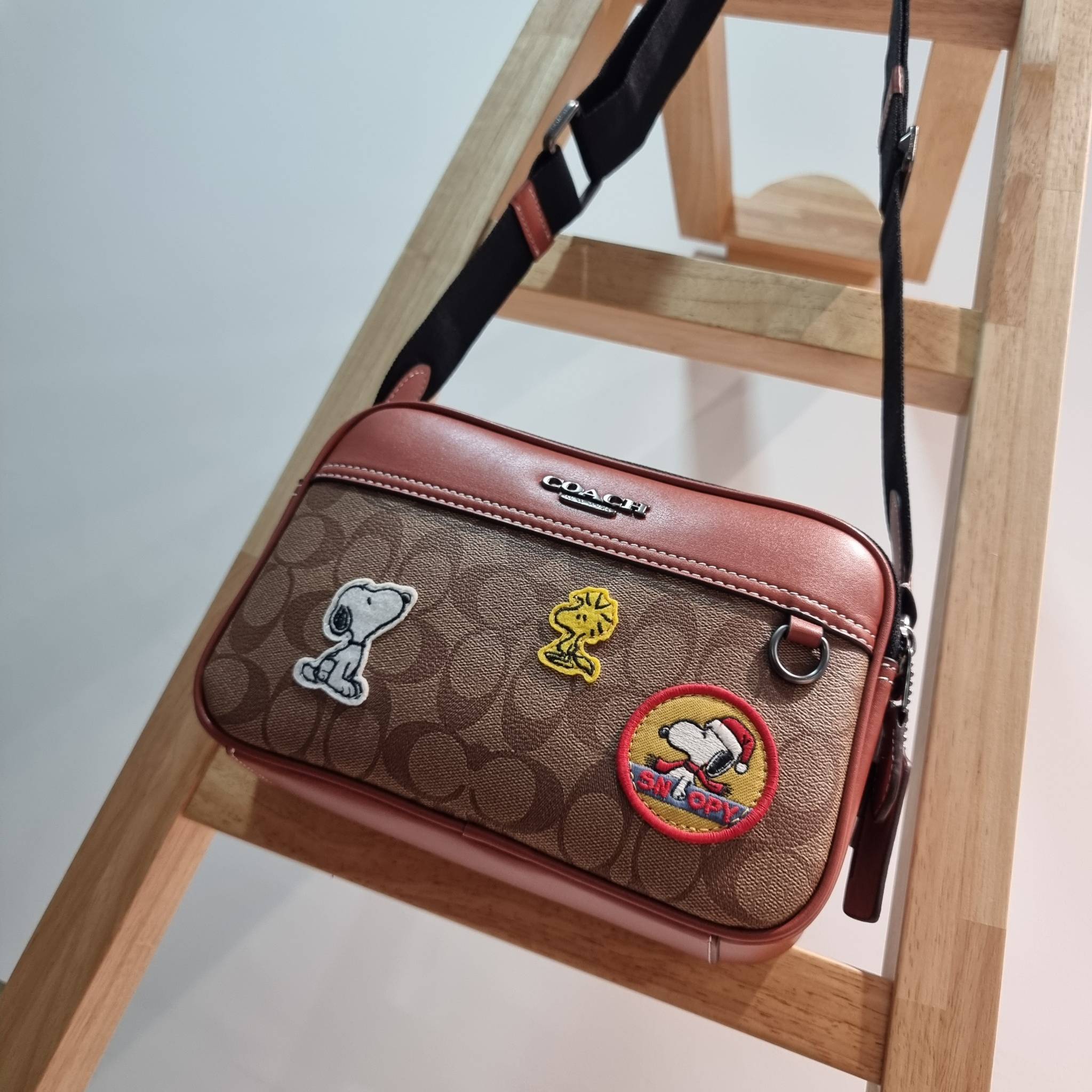 Coach X Peanuts Graham Crossbody In Signature Canvas With Patches CE746 กระเป๋าครอสบอดี้ทรงยอดฮิต กับคอลเลคชั่นใหม่ เฉลิมฉลองเทศกาลคริสต์มาส รุ่นนี้สามารถใช้ยูนิเซ็กส์ สาวๆหนุ่มๆได้หมด น่ารักน่าใช้เกิน!! รูปทรงดีไซน์คลาสสิค สีสันโดดเด่นสดใส ใช้งานสะดวก วั