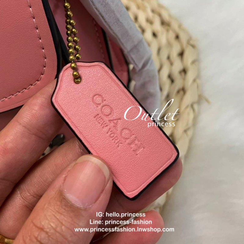 COACH PARKER MINI CROSSBODY BAG กระเป๋าสะพายจาก coach factory outlet วัสดุ pvc หนังนิ่ม ด้านหน้าแต่งอะไหล่สวย น่ารักค่ะ เปิดปิดกระเป๋าแบบหมุนล็อค ภายในสามารถใส่มือถือได้ทุกรุ่น;กระเป๋าสตางค์ใบสั้นได้ มีช่องเล็กใส่ของจุกจิกค่ะ ซัปในผ้ากึ่งกำมะหยี่นุ่มมือที