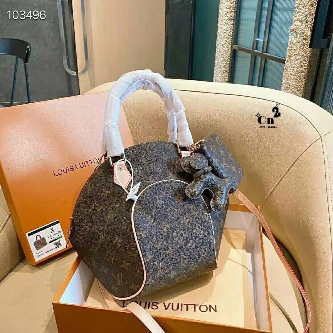 LV Ellipse PM Monogram Canvas Handbag กระเป๋าสะพายทรงหรูหรา มีสไตล์ รูปทรงโค้งแต่งขอบหนัง เป็นเอกลักษณ์ลงตัวสมบูรณ์แบบ ใบจริงสวยมากกกก ได้สวยก่อนใคร ต้องจัดแล้วจ้า พร้อมส่งที่นี่ ที่เดียว!! **พิเศษ แถมกระเป๋าสตางค์ใบเล็ก และตัวห้อยน้องหมา คุ้มสุดๆ เลยค่า
