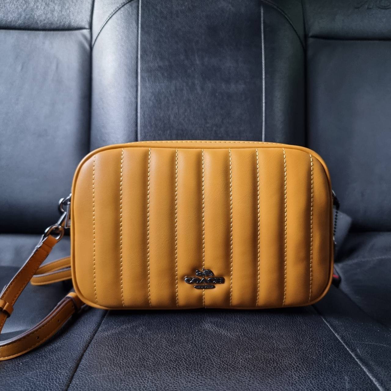 COACH C1569 JES CROSSBODY WITH LINEAR QUILTING ใหม่ล่าสุด!! กระเป๋าสะพายข้าง รุ่น 2 ซิป ใบใหญ่จุใจ ดีไซน์ใหม่ เพิ่มลูกเล่นให้ดูหรูหรายิ่งขึ้น วัสดุหนังสังเคราะห์บุเป็นลายเส้นสวยงาม เปิด-ปิดด้วยซิป 2 ช่องหลัก ใช้งานง่าย ทรงสวยมากๆรุ่นนี้ มาพร้อมสายสะพาย cr