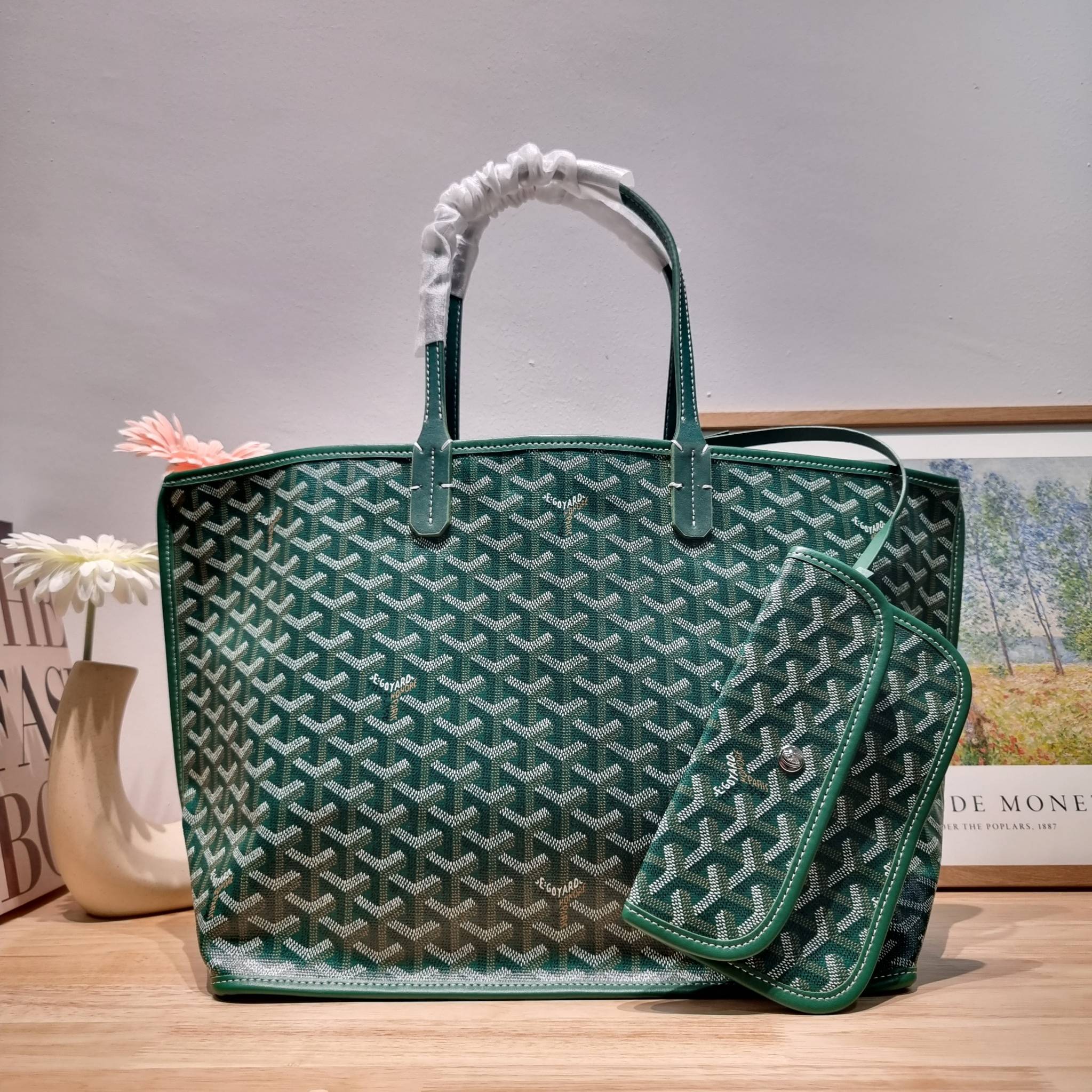 GOYARD ANJOU REVERSIBLE TOTE ฮอตไอเท็ม กับกระเป๋าสะพายทรงโท้ท ใบใหญ่จุใจ!! มาครบสีขายดี เลิศทุกสี รูปทรงคลาสสิค ดีไซน์เป็นเอกลักษณ์ ใช้งานได้หลากหลาย สามารถกลับด้านใช้ได้แบบไม่มีเบื่อ วัสดุหนังแคนวาสพิมพ์ลายสวยคม ภายในโล่งกว้างมาก