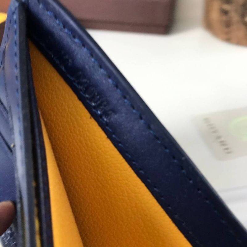 VIP GIFT 】GOYARD Victoire Bifold Wallet กระเป๋าสตางค์ผู้ชายใบสั้น พร้อมส่ง 6 สี พร้อมกล่องสวยหรูน่าใช้มากค่ะ อีกรุ่นที่ยอดขายไม่เคยตก 🤑🤑 ใบจริงดูผู้ดี ดูแพง!! ภายในมีช่องใส่บัตรได้เยอะ ใส่ธนบัตรได้ทุกใบ ห้ามพลาดจร้าา!! ((รุ่นเดินด้ายโทนสีเ