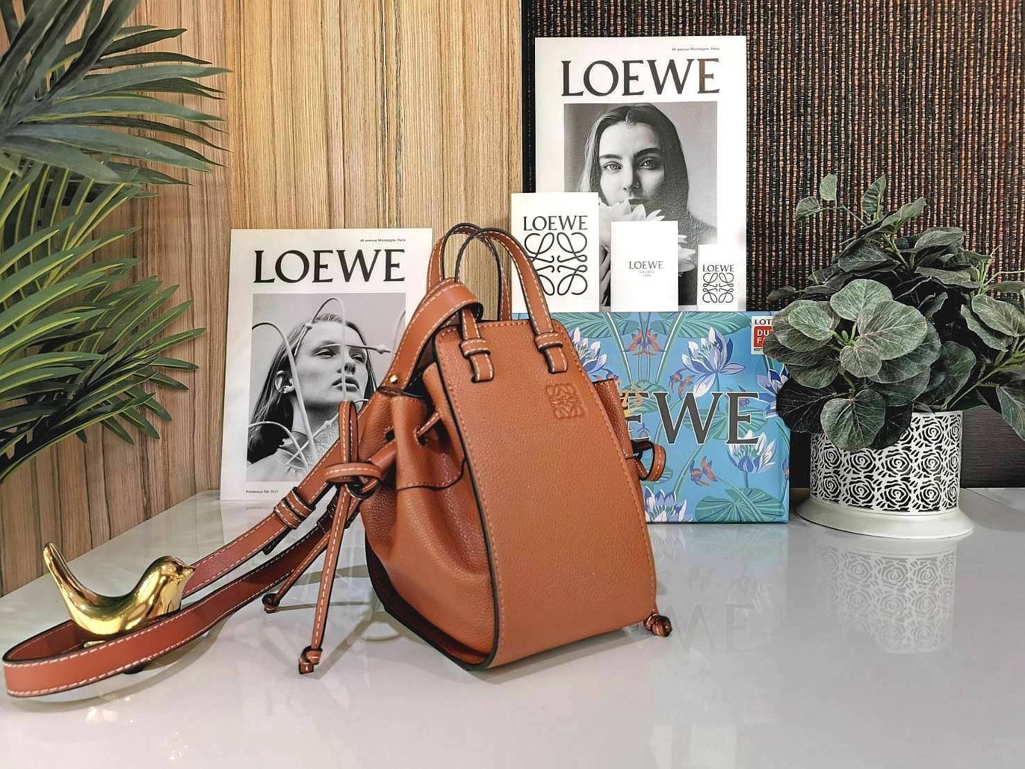 LOEWE HANDLE & SHOULDER BAG GIFT WITH PURCHASE (GWP) กระเป๋าถือหรือสะพายหนังแท้พรีเมี่ยมกิ๊ฟ Limited จาก LOEWE PERFUME DUTYFREE รุ่น Rare items สุดๆวัสดุหนังแท้ Calfskin หนังสวยดีไซน์คงเอกลักษณ์แบรนด์ สามารถปรับใช้ได้หลายทรงด้านข้างมีหูรูดปรับขยายทรงได้ภา