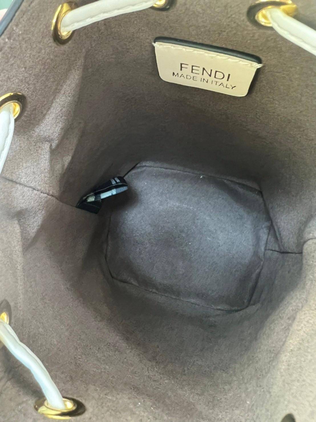 Fendi MonTresor mini Bucket Bag กระเป๋าถือหรือสะพายข้าง วัสดุหนังแท้หนังแข็ง ทรงขนมจีบ ลายแบรนด์ อะไหล่ทองหรูหรา จุของได้เยอะ น้ำหนักเบา ตั้งอยู่ทรง ด้านในโล่ง มี2สาย สายสั้น+ยาว ถอดสายได้ Crossbody ได้ สายยาวปรับระดับได้ คุ้มสุดๆ ใบนี้ไม่ควรพลาดค่ะ ดาราเ