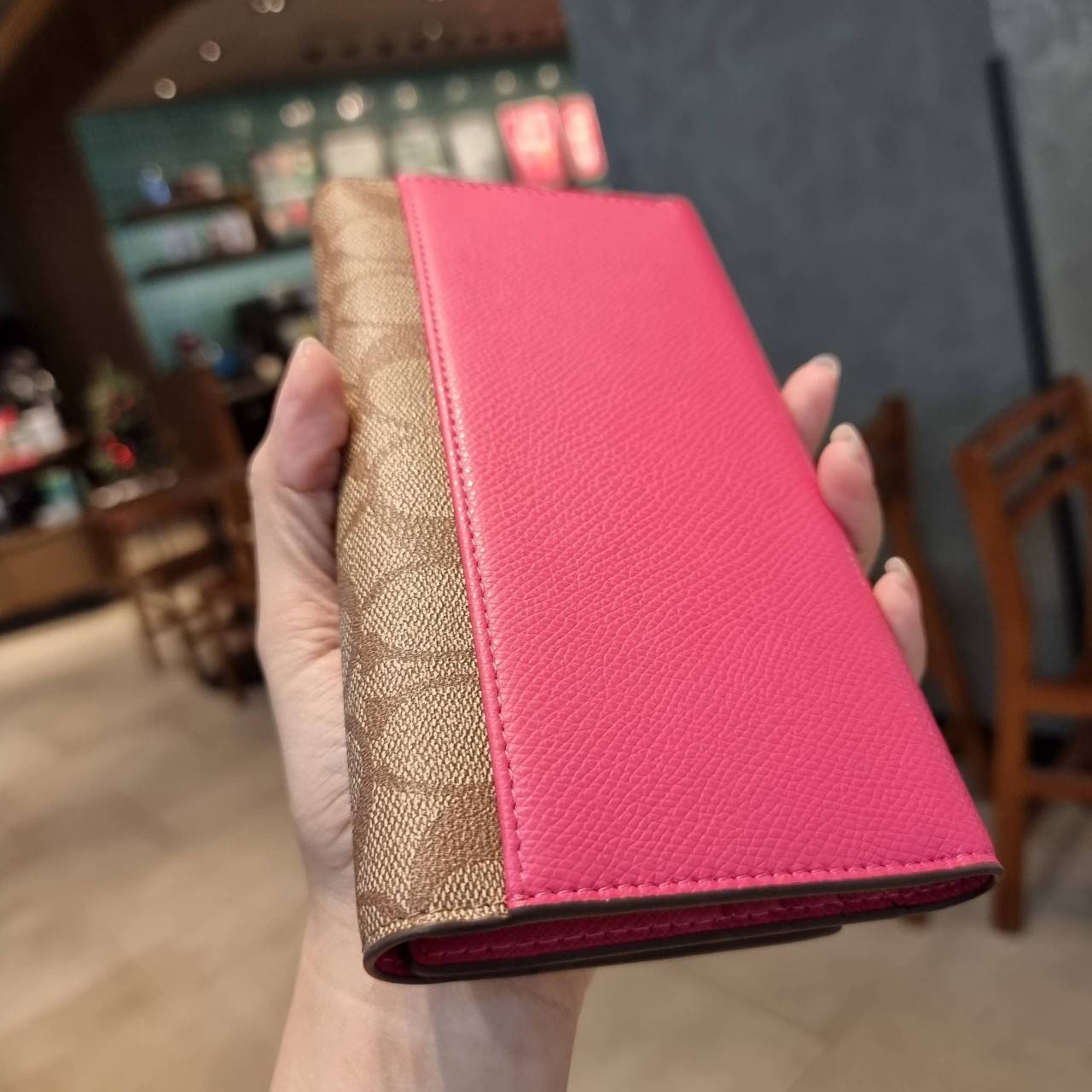 COACH F53763 TRIFOLD WALLET IN SIGNATURE กลับมาแล้วจ้า!! รุ่นขายดี!! 💓 ดีไซน์ใหม่ กระเป๋าสตางค์ใบยาว แถมที่ห้อยใส่บัตรแยกให้ (ถอดออกได้) น่ารักมากๆ ใช้งานง่าย เปิด-ปิดด้วยกระดุม ภายในใส่ธนบัตร ใส่บัตรได้เยอะ ใส่มือถือได้ไปอีก!! จุใจสุดๆ บอกเลยว่าใ