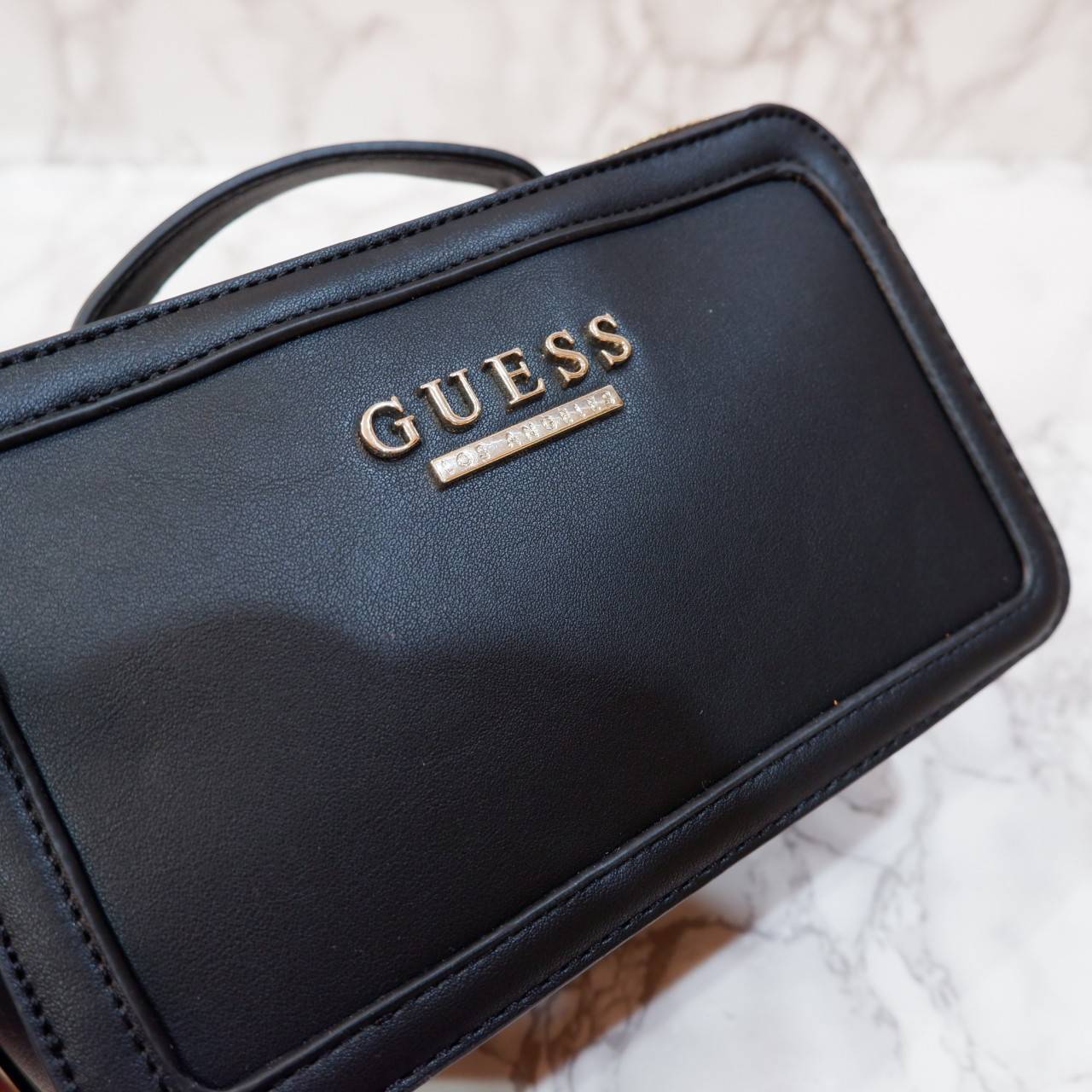 GUESS กระเป๋าหูหิ้วสะพายข้าง ทรงกล่องมีหูจับถนัดมือ มี2ช่องกระเป๋า ด้านหน้าติดโลโก้แบรนด์สีทอง