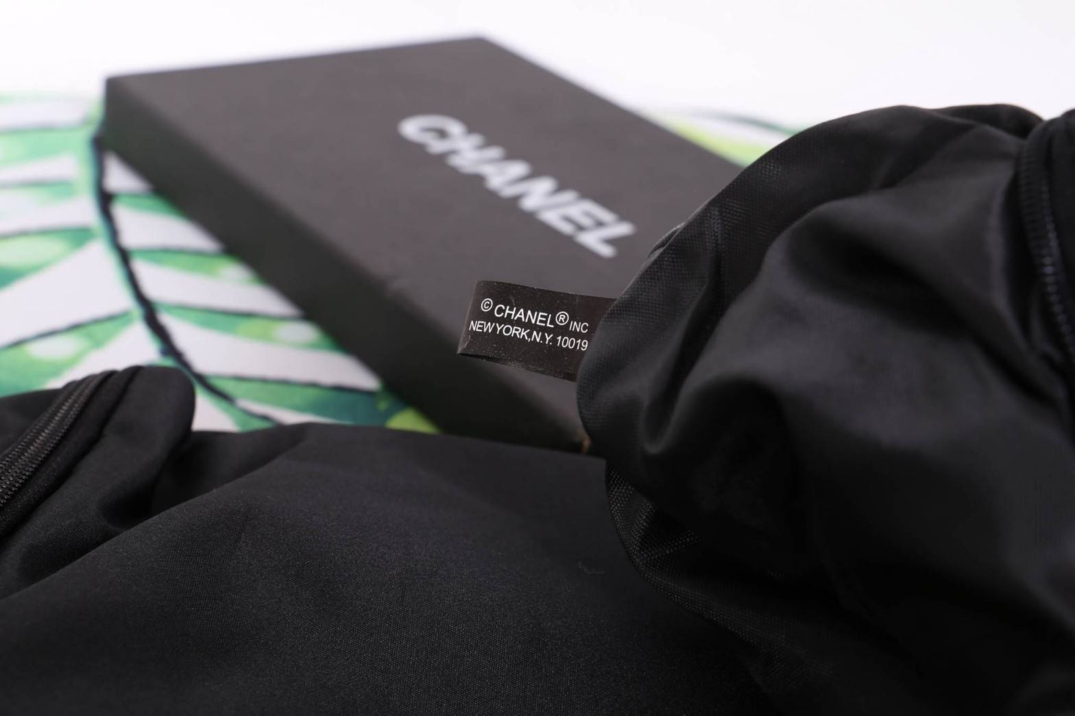 Chanel Authentic VIP Gift Bag Duffle Gym Travel สินค้าเป็นของแท้ รุ่นใหม่ จากเค้าเตอร์เครื่องสำอาง/น้ำหอมของแบรนด์- Chanel vip gift bag ของแท้ 100% ใช้เป็นกระเป๋าเดินทาง/ไปฟิตเนส ไปยิมหรือต่างจังหวัดได้สบายเลยค่ะ หัวซิปปั้มโลโก้ ด้านในเป็นช่องกว้าง และช่อ