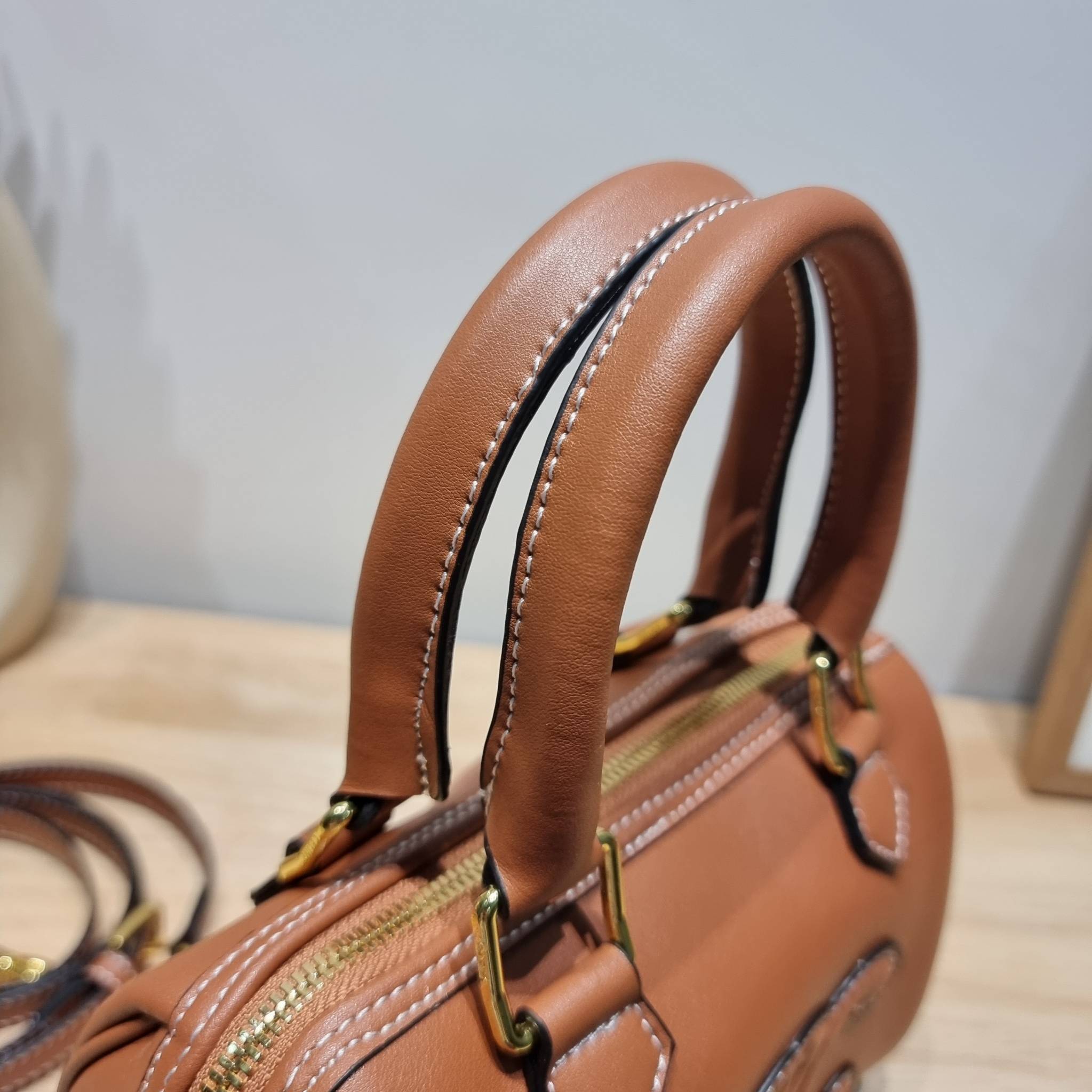 CELINE SMALL BOSTON CUIR TRIOMPHE IN SMOOTH LEATHER ฮิตมากกับสุดยอดความคลาสสิค ในรูปทรงสวย กับกระเป๋าสะพายทรงหมอน กะทัดรัด ขนาดกำลังดี ใช้งานสะดวก วัสดุหนังผิวเรียบ สวยคม