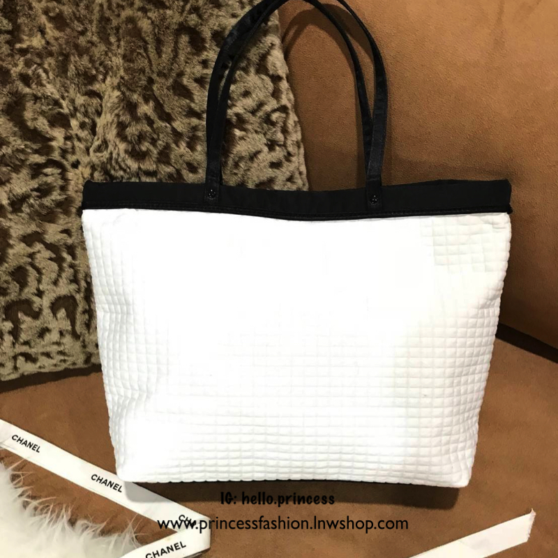 Chanel Large Tote Bag ViP Gift With Purchase (GWP) New in! กระเป๋าสะพายทรง shopping bag ใบใหญ่ VIP. gift ของแท้! จาก Chanel Cosmetic Counter วัสดุ Cotton & Nylon & Polyester เนื้อนิ่มลายตาราง ด้านหน้าปักโลโก้แบรนด์ เปิดปิดด้วยแถบแม่เหล็ก ซ่อนที่ปากกระเป๋า