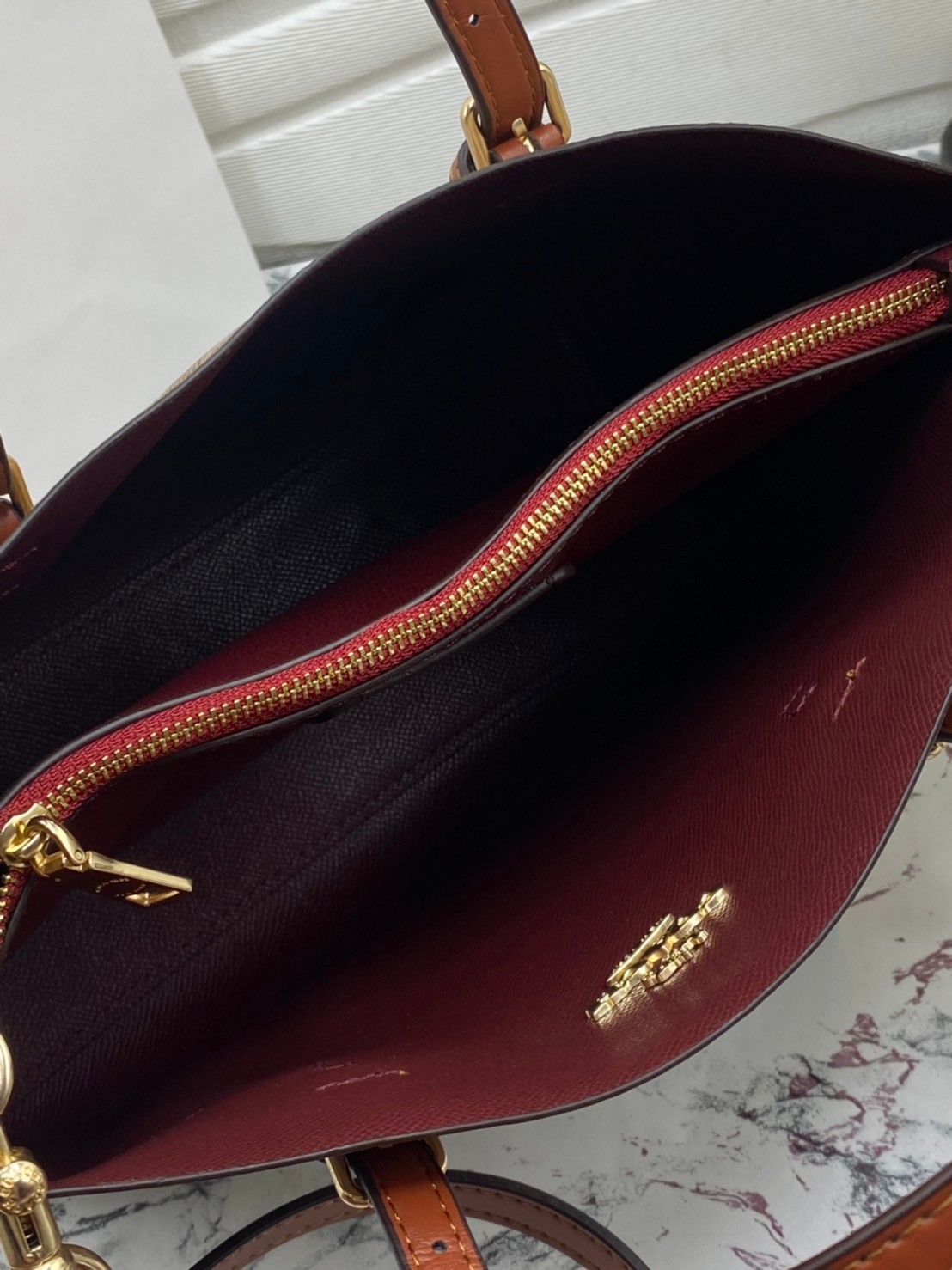 ไม่หลงรัก ทำไงไหว!! COACH MOLLIE TOTE 25 IN SIGNATURE CANVAS WITH SNOOPY (COACH C4250) กระเป๋าถือ กระเป๋าสะพาย รุ่นฮิต พิมพ์ลาย น่ารักเกินเบอร์ได้อีก// ขนาดเหมาะมือ มีสายสะพายยาว ถอดและปรับระดับได้ //วัสดุแคนวาส ผสมหนังแท้ ขึ้นทรงสวย ลาย SIGNATURE ด้านในโ