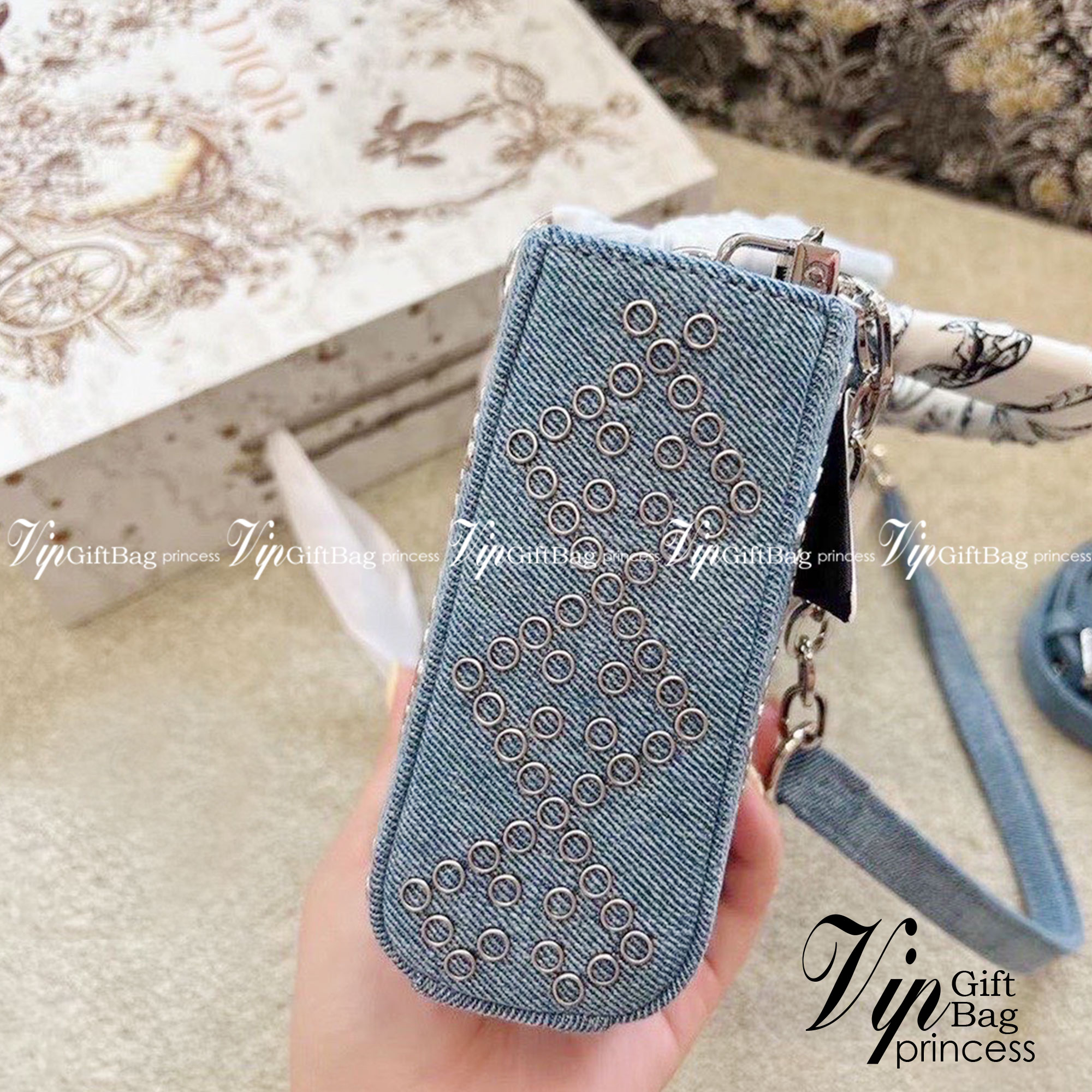 DIOR D-Joy Bag Cannage Denim / Dior Lady Bag กระเป๋าสะพายดิออร์ใบนี้คือราชนิกุลมากแม่ความเลดี้ดิออร์ที่เกินต้าน งานชนช้อปปังสุด ถือสลับแท้ไม่โป๊ะแน่นอน ราคาเบาสุด ภาพถ่ายจากงานจริง สวยเหมือนในรูป พร้อมส่งที่ไทย