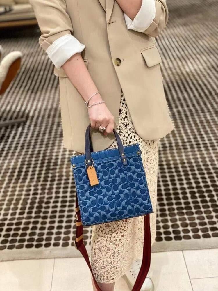 COACH CA580 FIELD TOTE 22 IN SIGNATURE DENIM คอลเลคชั่นสุดคลาสสิค ดีไซน์สวยหรูดูแพงในไอเท็มเดียว กระเป๋าทรงโท้ท ไซส์กำลังสวย น่าใช้ ชิคๆคูลๆมาก ฟังก์ชั่นการใช้งานสะดวกที่สุด มีทั้งสายคล้องแขนในตัว และสายครอสบอดี้แบบสปอร์ตเส้นใหญ่ วัสดุผ้าเดนิมตกแต่งลวดลาย