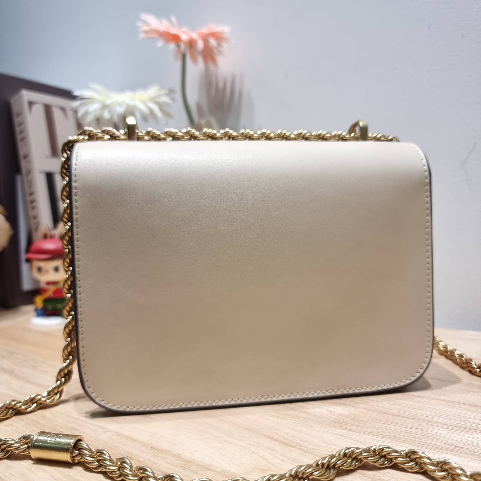 Tory Burch Bag / TORY BURCH ELEANOR SMALL CONVERTIBLE SHOULDER BAG ฮอตไอเท็ม รุ่นนี้ขายดีขายหมด สวยหรู คุณหนู ผู้ดี!! หายากมากแล้วน้า กระเป๋าสะพายข้าง ดีไซน์อยู่ทรง ขนาดกำลังสะดวกใช้ เปิด-ปิดด้วยแถบแม่เหล็ก ภายในแบ่งสัดส่วนได้เป็นอย่างดี